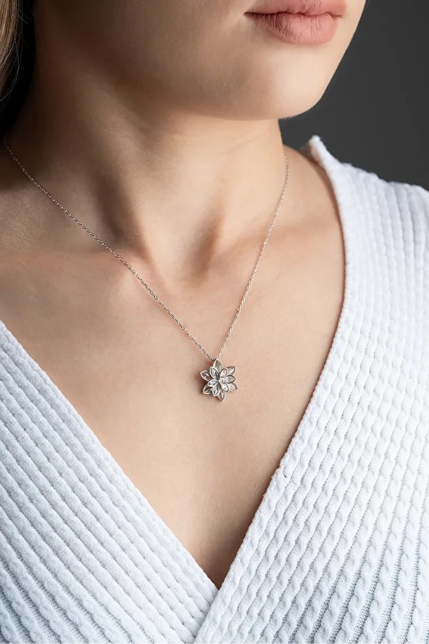 Gümüş Beyaz Taşlı Lotus Kolye