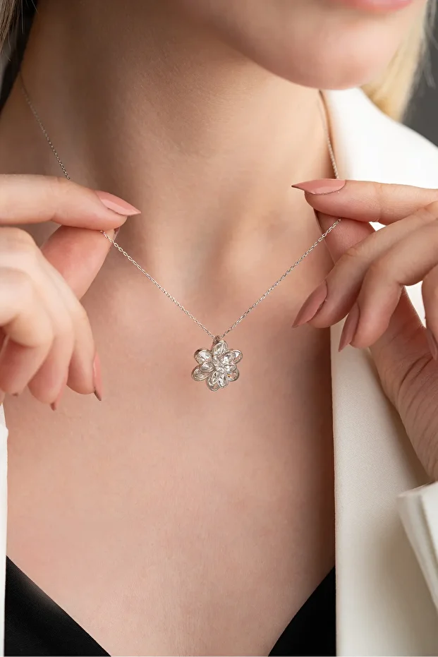 Gümüş Işıklı Kutuda Beyaz Taşlı Katmanlı Lotus Kolye