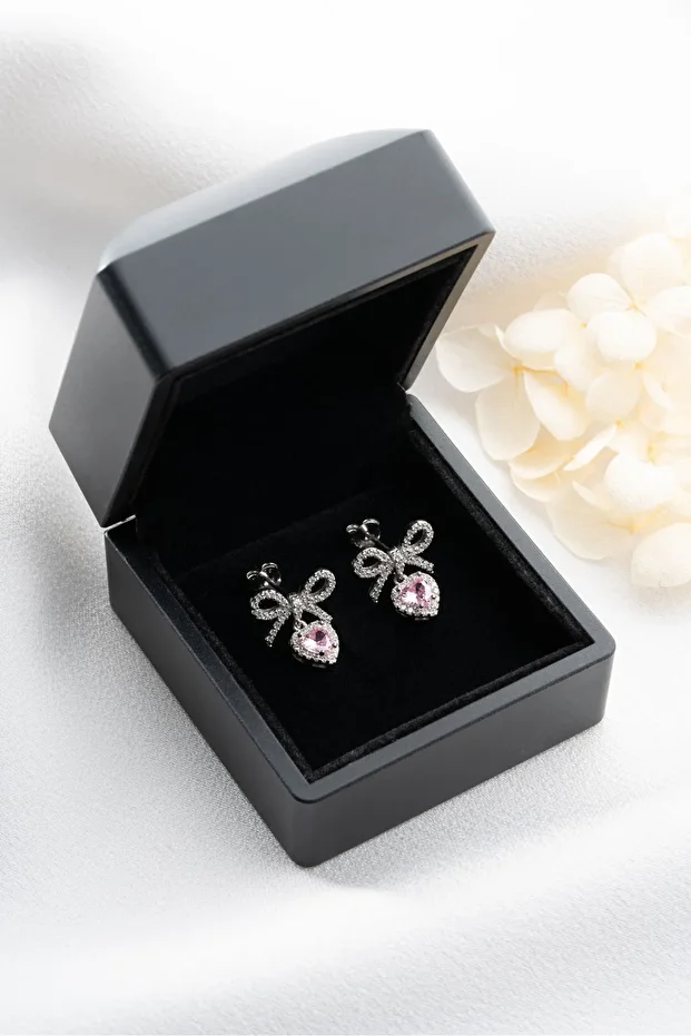 Gümüş Işıklı Kutuda Fiyonklu Kalp Küpe