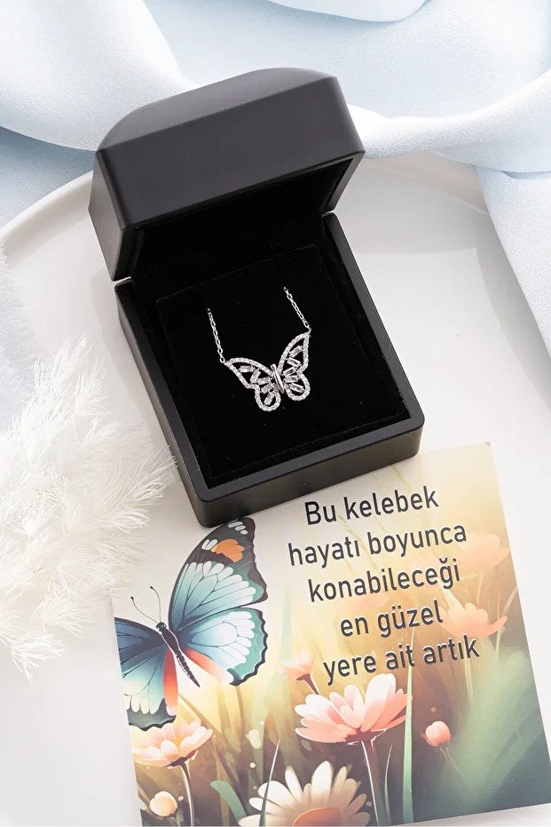 Gümüş Işıklı Kutuda Bagetli Kelebek Kolye