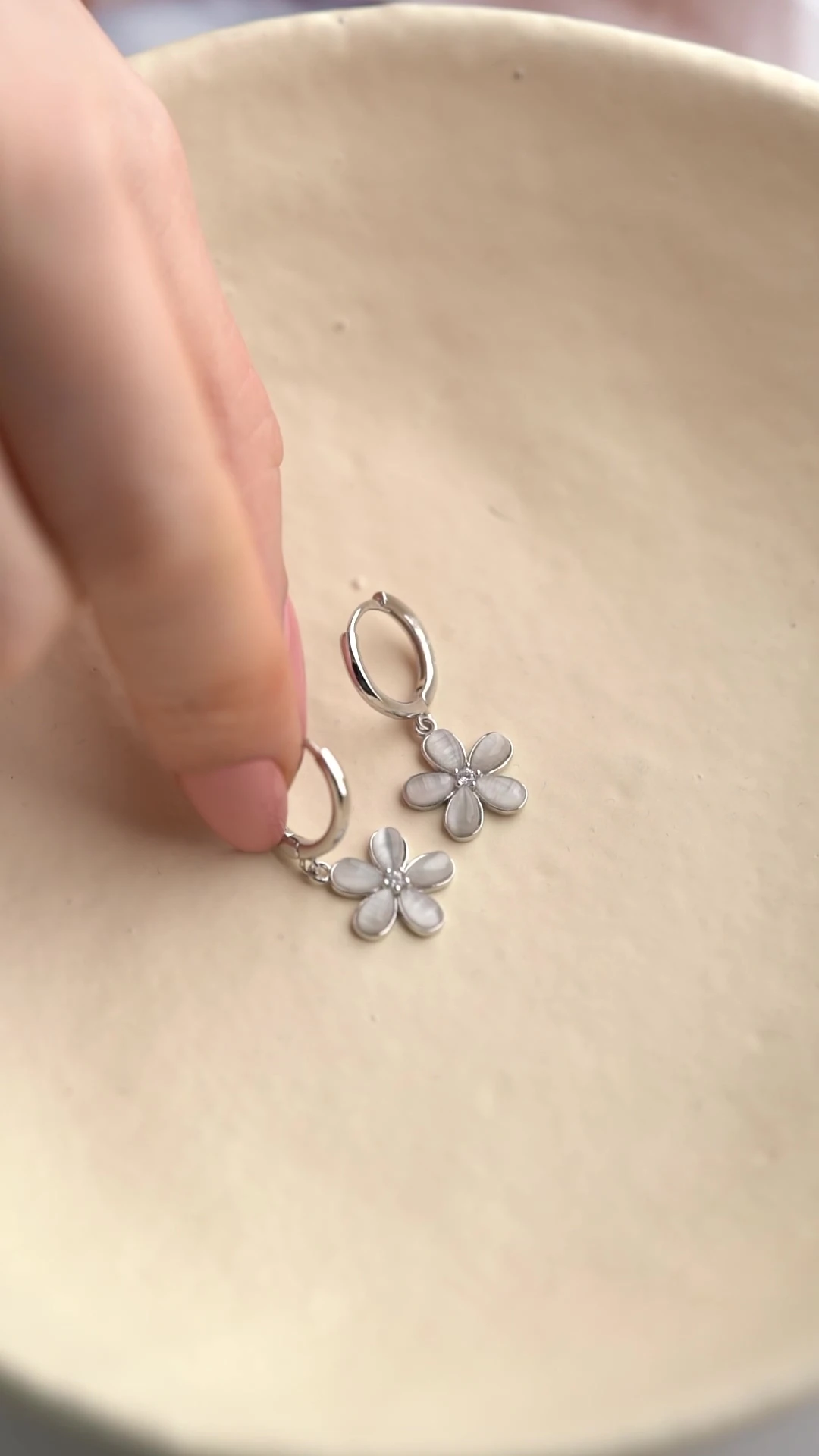 Gümüş Sedefli Nergis Çiçek Küpe