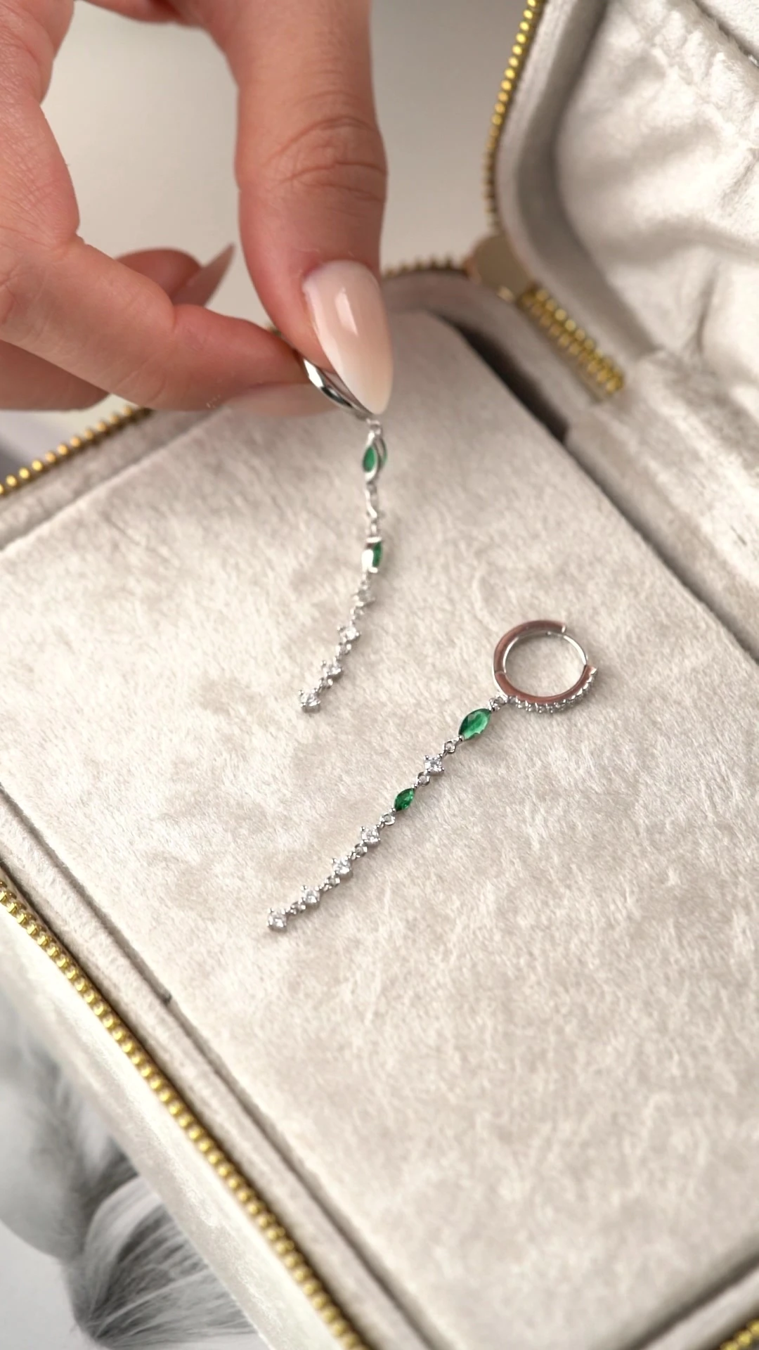 Gümüş Taşlı Sallantılı Trend Küpe