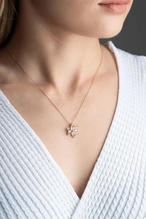 Gümüş Beyaz Lotus Çiçeği Kolye