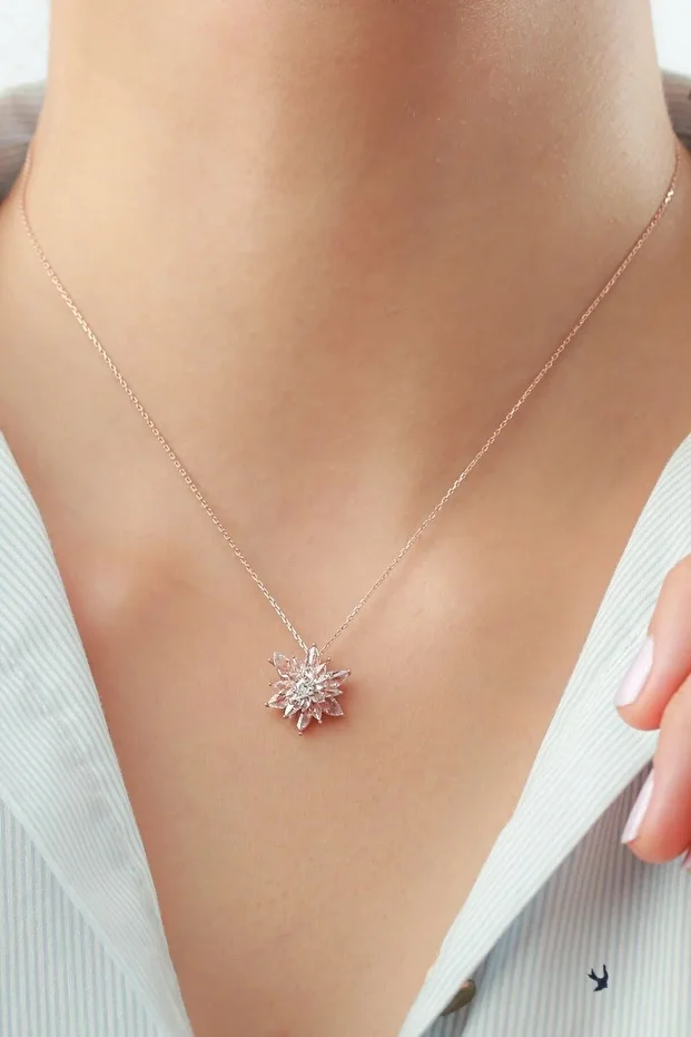 Gümüş Beyaz Lotus Çiçeği Kolye