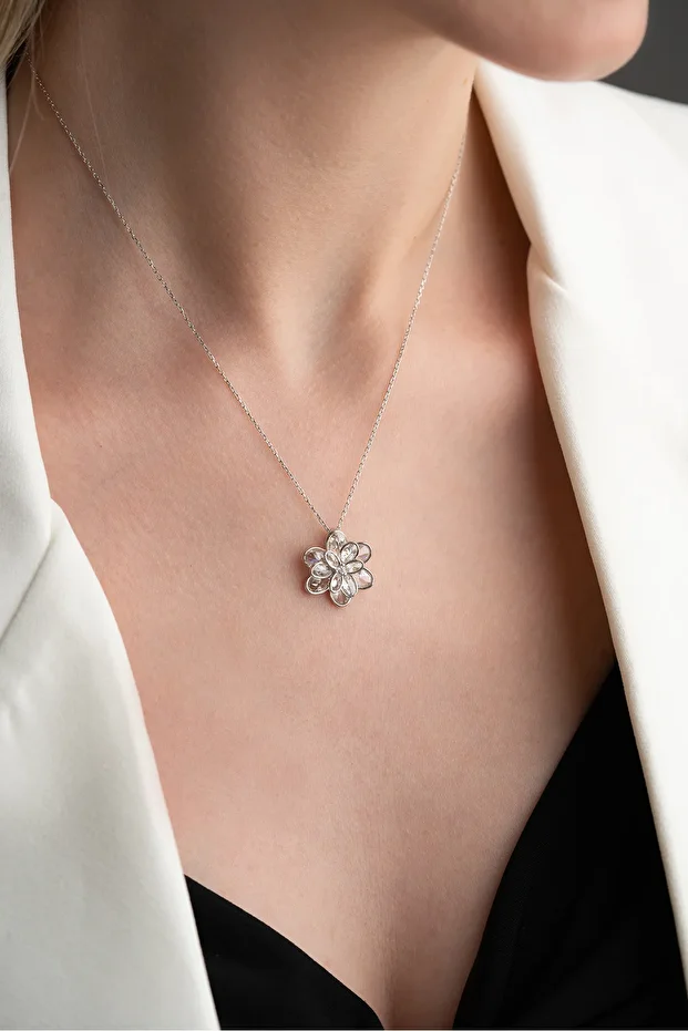 Gümüş Işıklı Kutuda Beyaz Taşlı Katmanlı Lotus Kolye