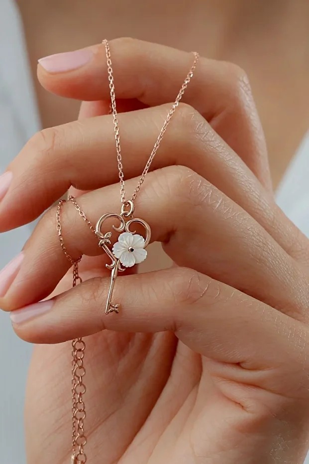 Gümüş Sedefli Gül Anahtar Kolye