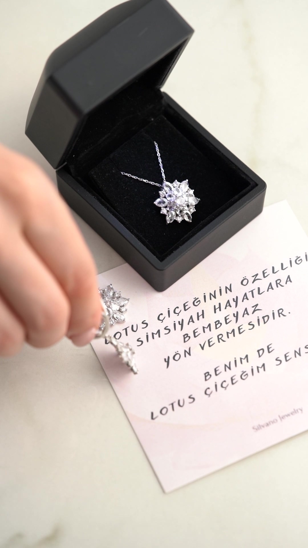 Gümüş Işıklı Kutuda Beyaz Lotus (Kolye-Küpe) Seti