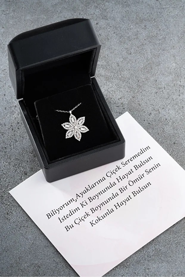 Gümüş ışıklı Kutuda Lotus Çiçeği Kolye
