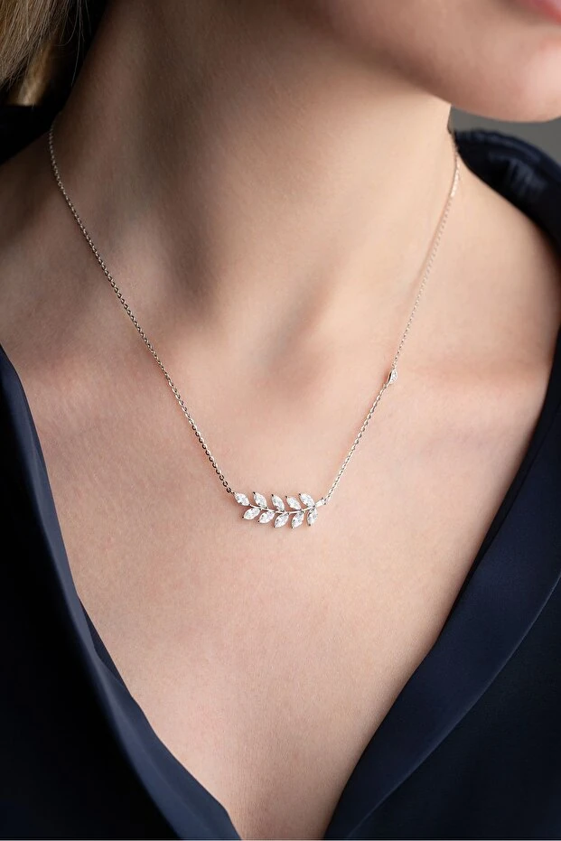 Gümüş Işıklı Kutuda Yaprak Kolye