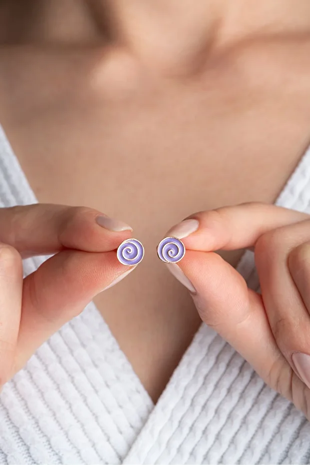 Gümüş Mor Minik Çivili Küpe