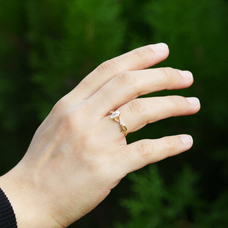 0.45 Karat Damla Pırlanta Stilla Tektaş Yüzük GIA Sertifikalı