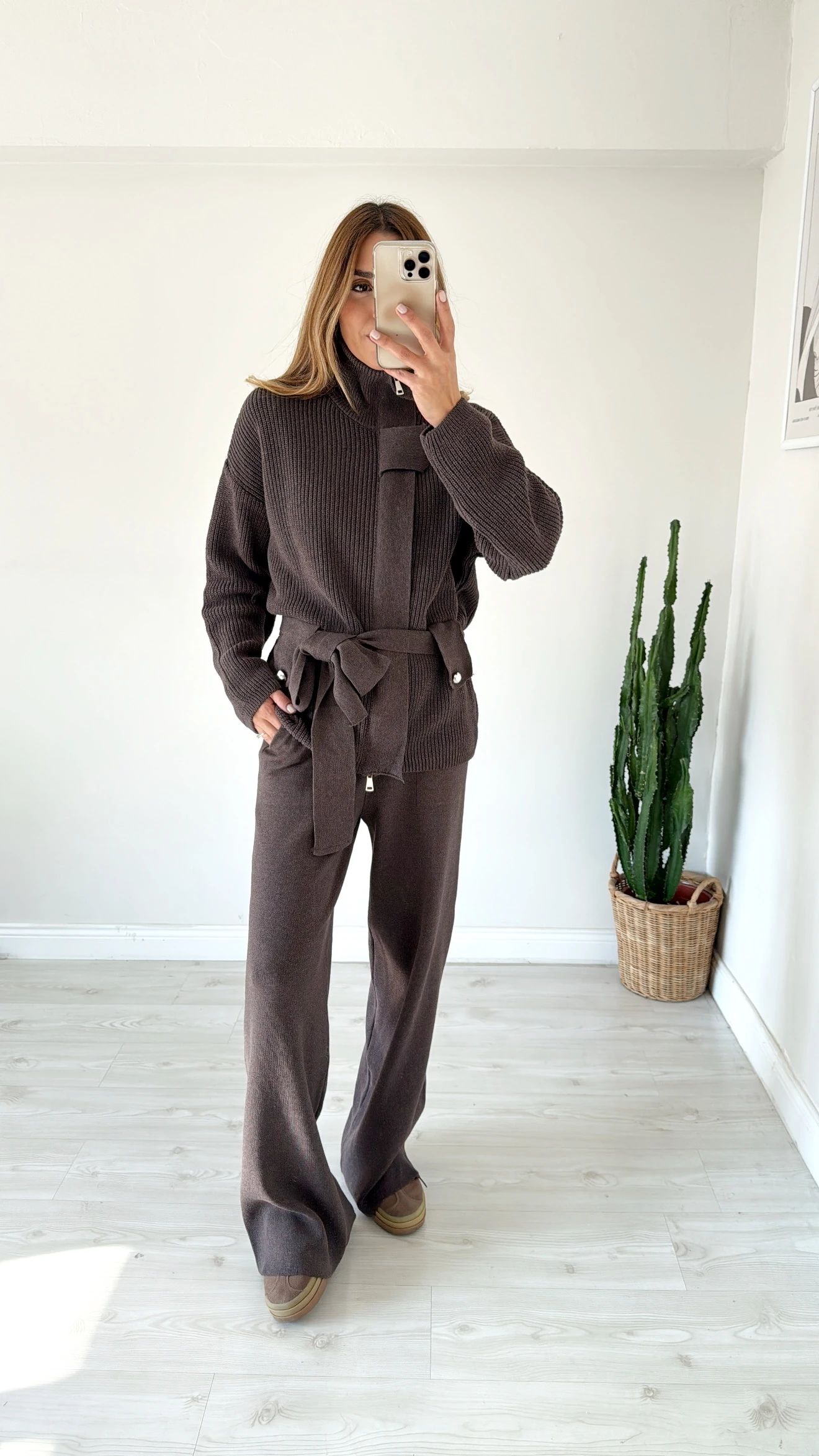 Dik Yaka Bağlama Detaylı Triko Takım Vizon