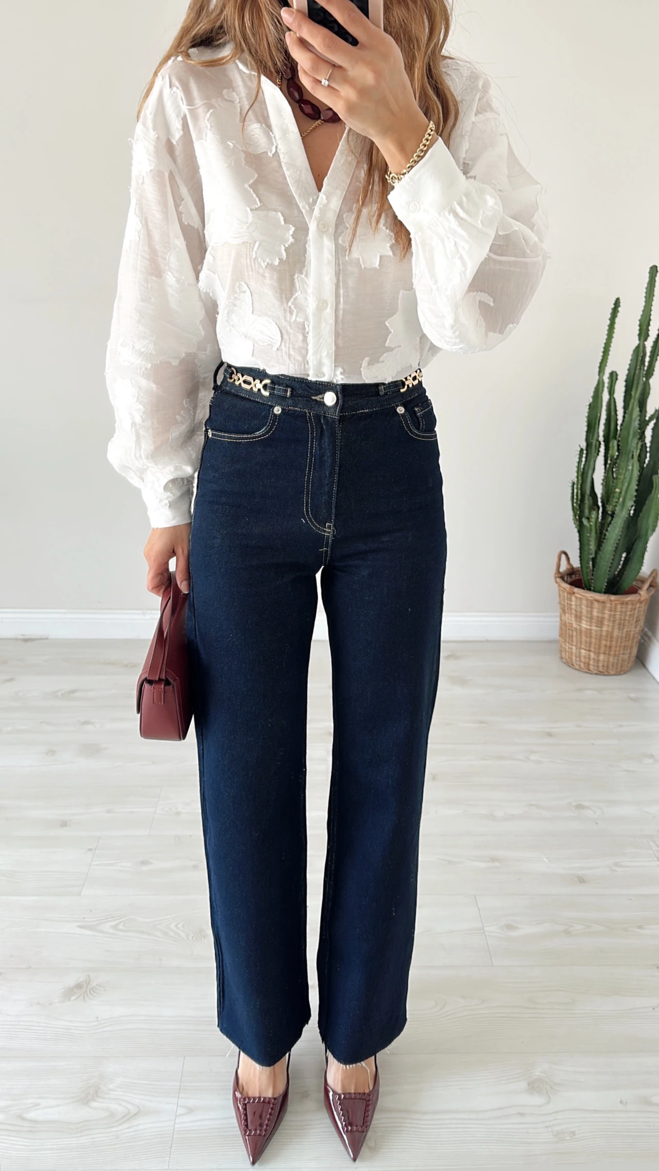 Gold Aksesuarlı Kesik Paça Jean