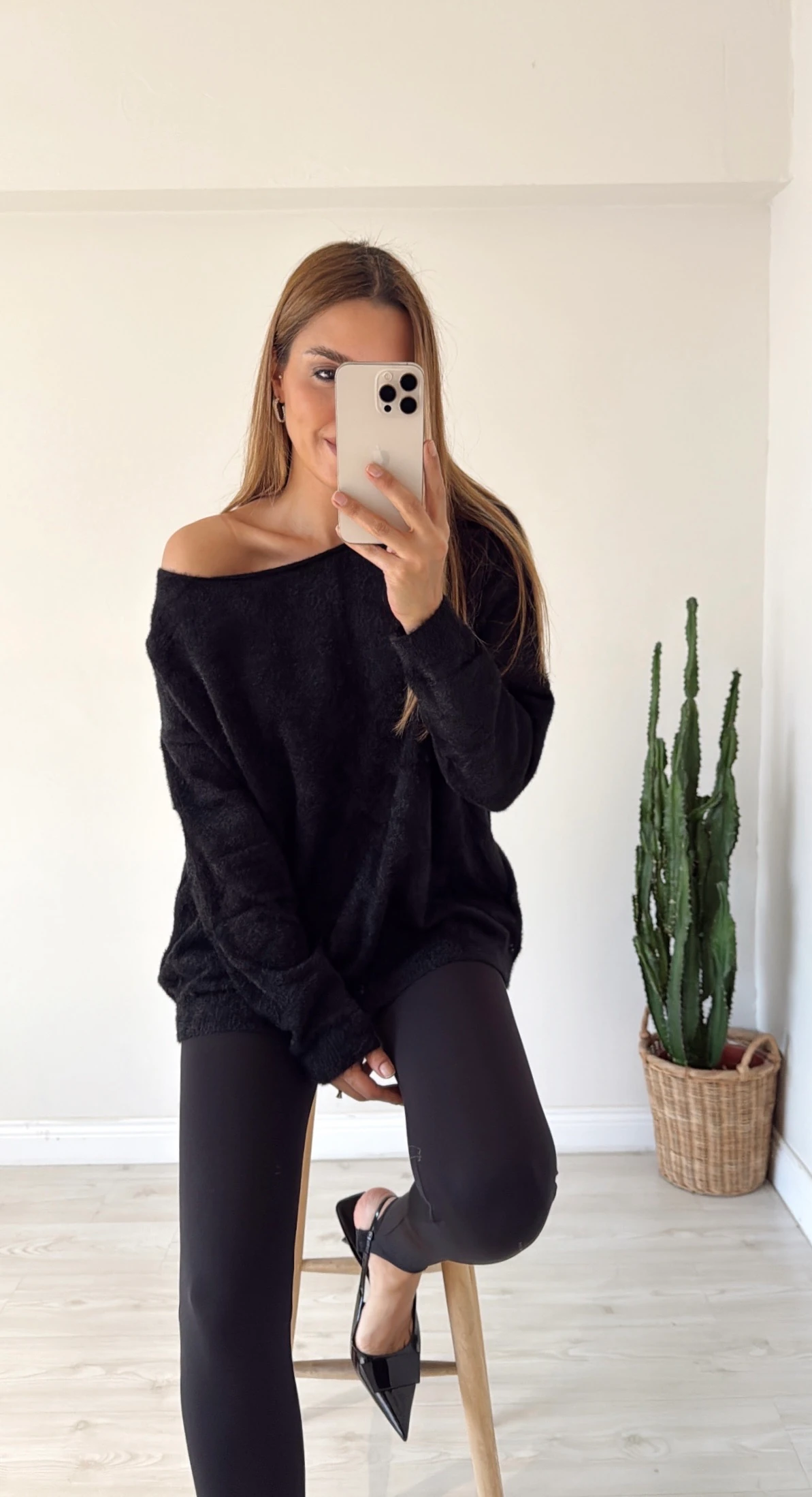 Yumoş Kayık Yaka Kazak Siyah