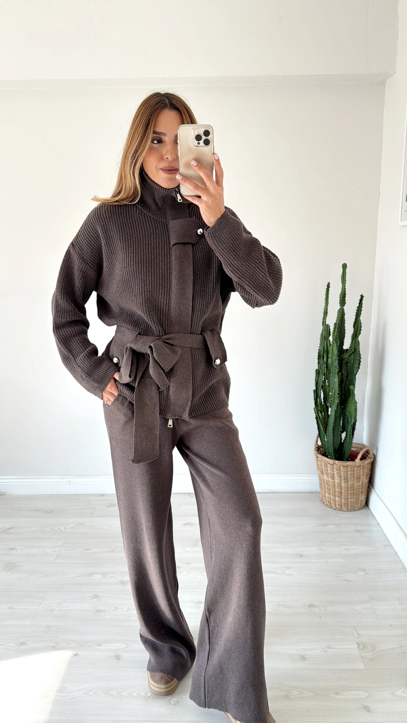 Dik Yaka Bağlama Detaylı Triko Takım Vizon