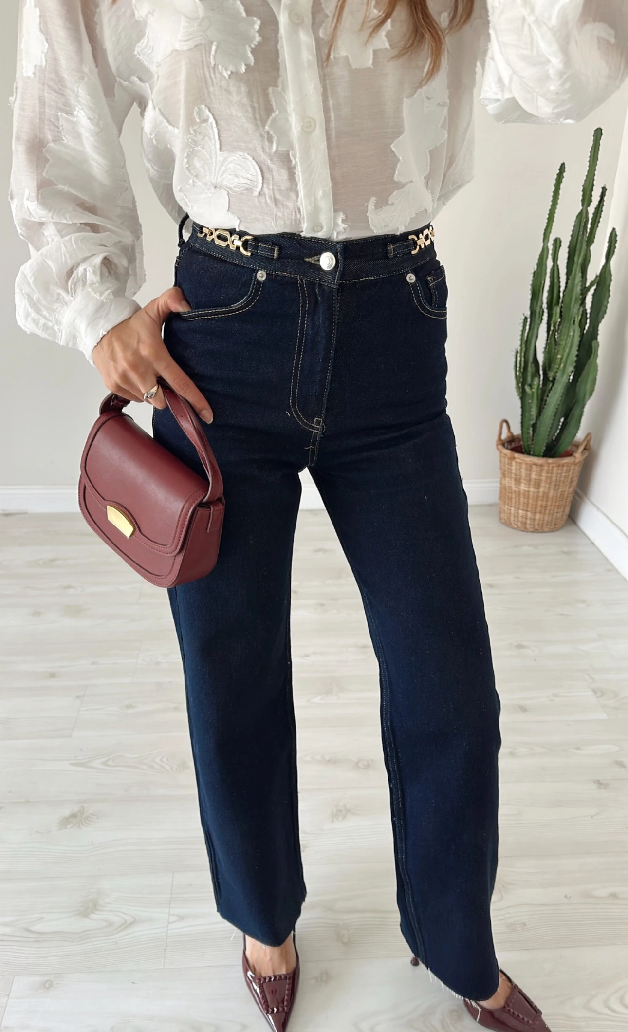 Gold Aksesuarlı Kesik Paça Jean