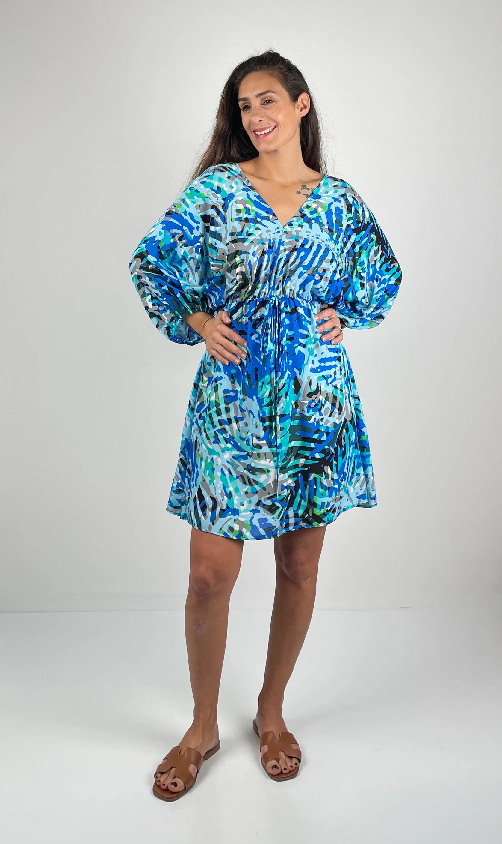 FIONA   V Yaka Sırttan Bağlı  Beli Lastikli  Kısa  Viskon  Elbise - Mavi Beyaz Gri