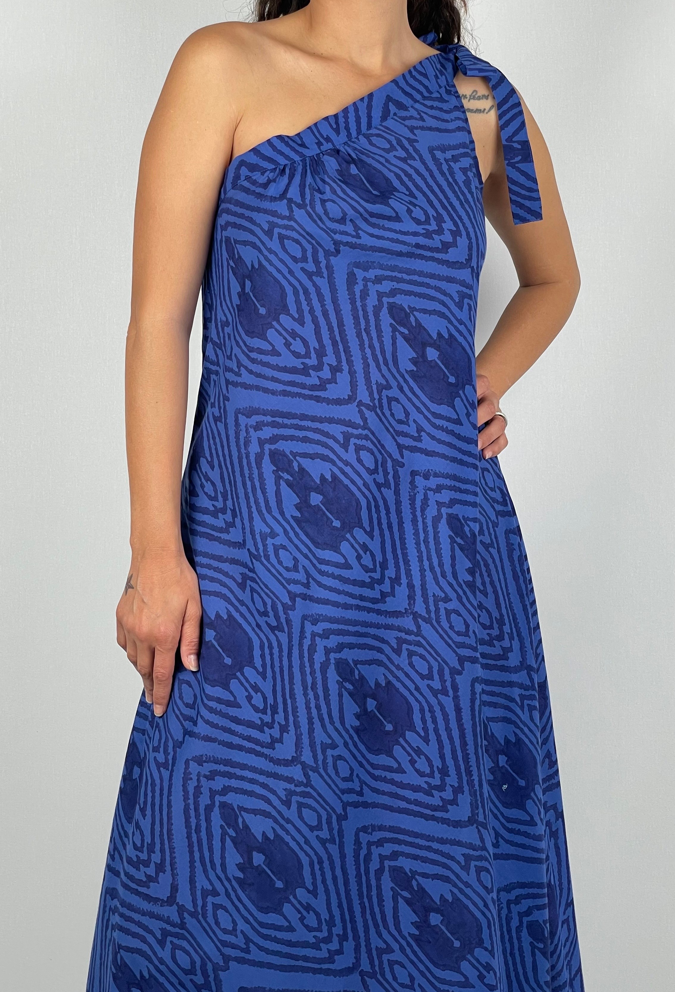 GESELLE Tek OmuzdanKurdela  Bağlamalı  Askılı  Desenli El Baskısı Müslin Uzun  Elbise ( Hand Block Print ) - Saks Mavi İkat