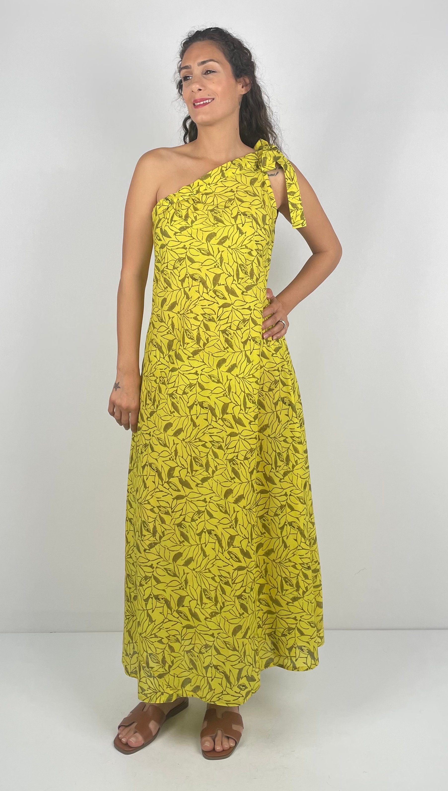 GESELLE Tek OmuzdanKurdela  Bağlamalı  Askılı  Desenli El Baskısı Müslin Uzun  Elbise ( Hand Block Print ) - Sarı Gri Yapraklar