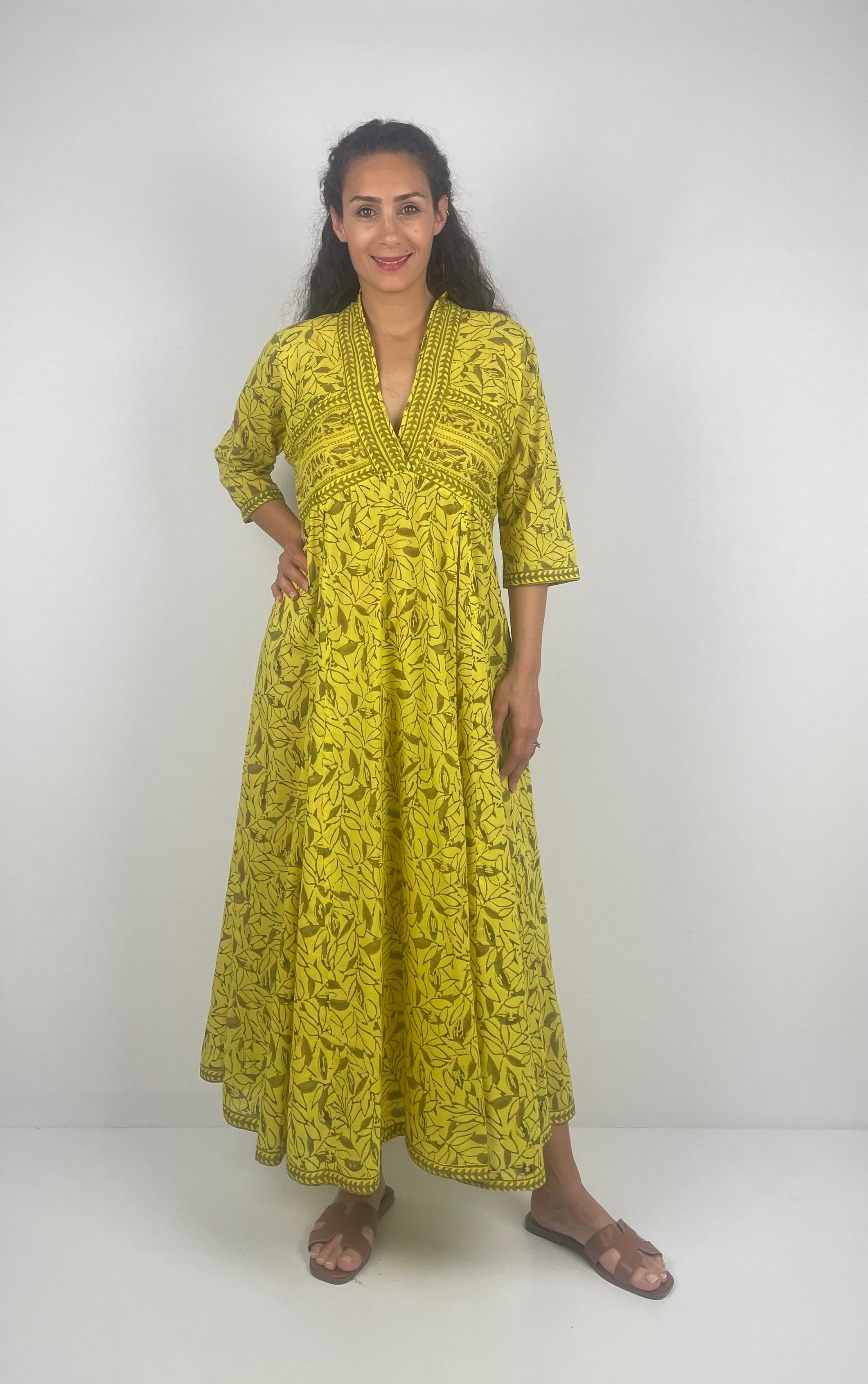 SILVANA   V  Yaka Uzun  Kol  Desenli El Baskısı Müslin Uzun  Elbise ( Hand Block Print ) - Sarı Gri Yapraklar