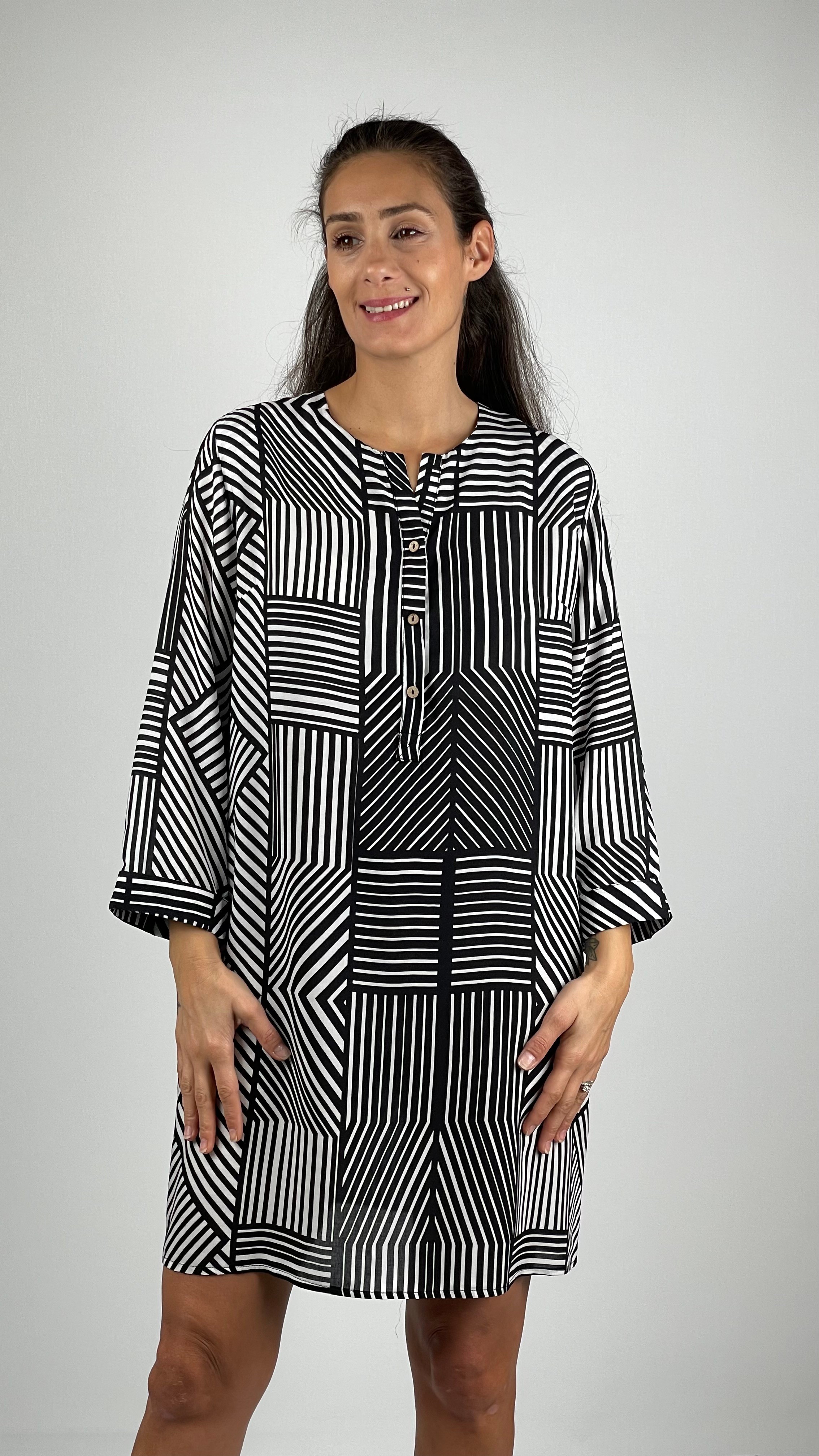 TIFFANY   Yuvarlak Yaka Düğmeli Manşetli Uzun Kollu Kısa Viskon  Elbise - Siyah Beyaz Geometrik