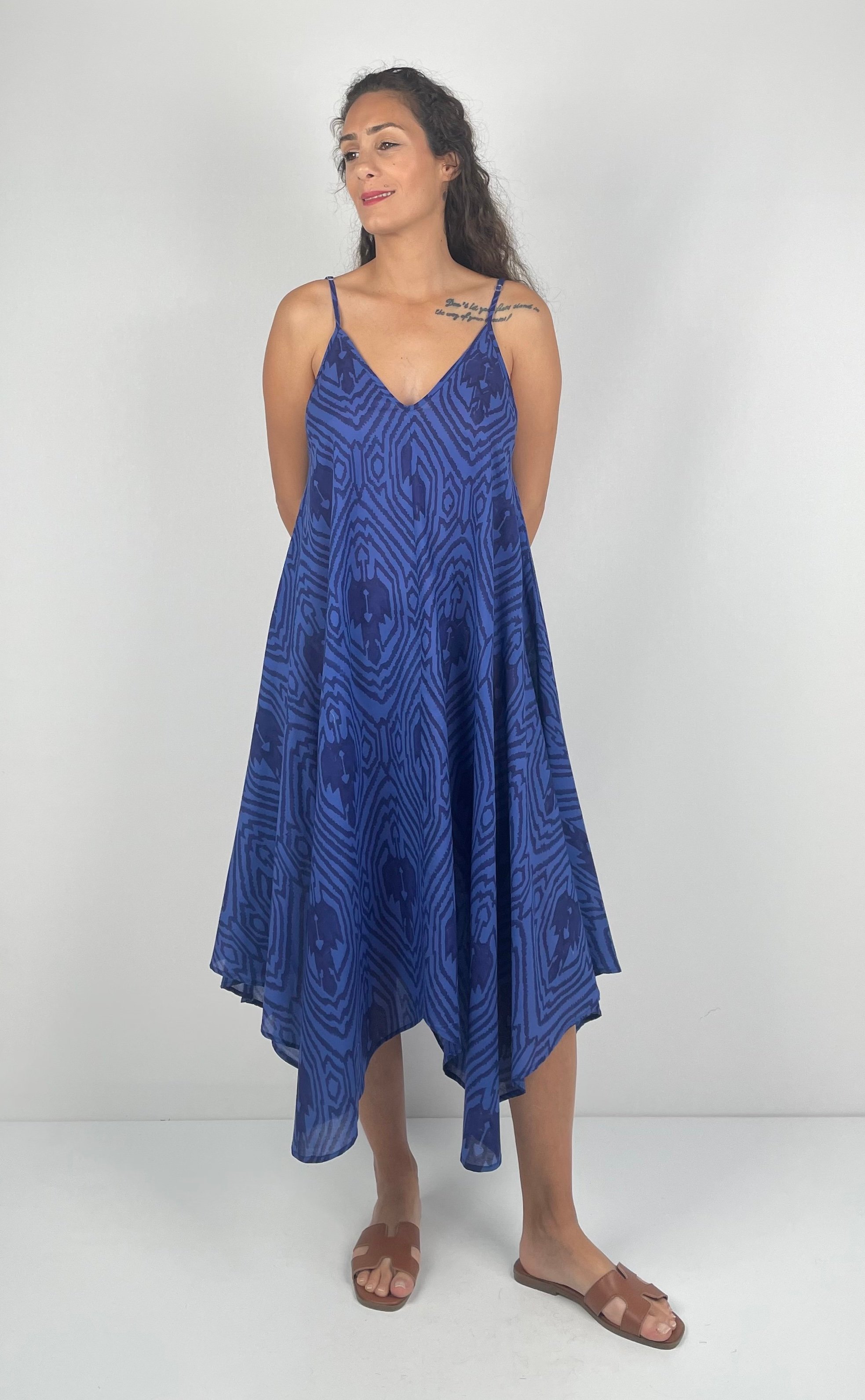 VULCANA İnce Askılı V Yaka  Asimetrik Kesim  Desenli El Baskısı Müslin Uzun  Elbise ( Hand Blok Print ) - Saks Mavi İkat