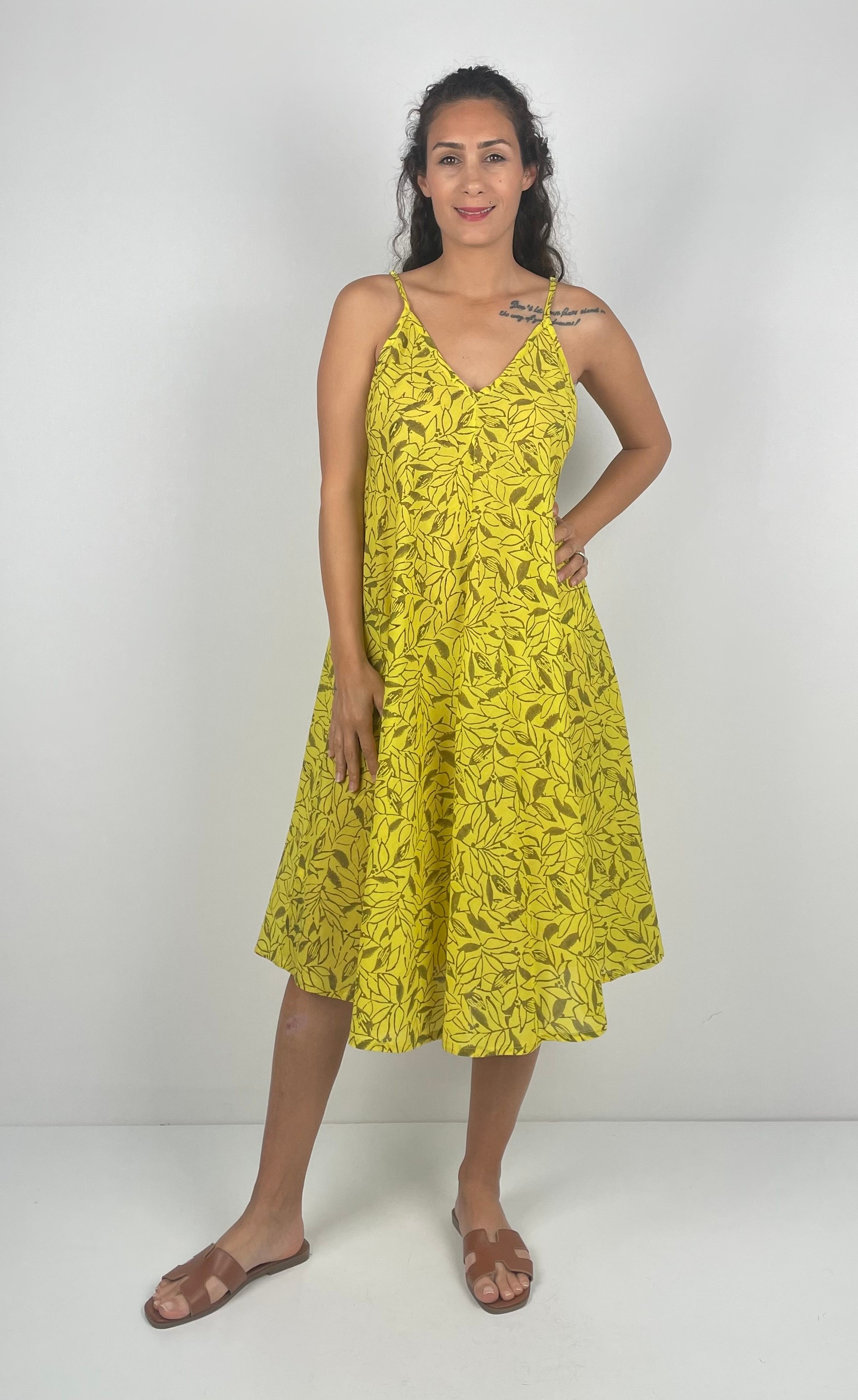LAVA   V  Yaka İnce Askılı   Desenli El Baskısı Müslin Kısa  Elbise ( Hand Blok Print ) - Sarı Gri Yapraklar