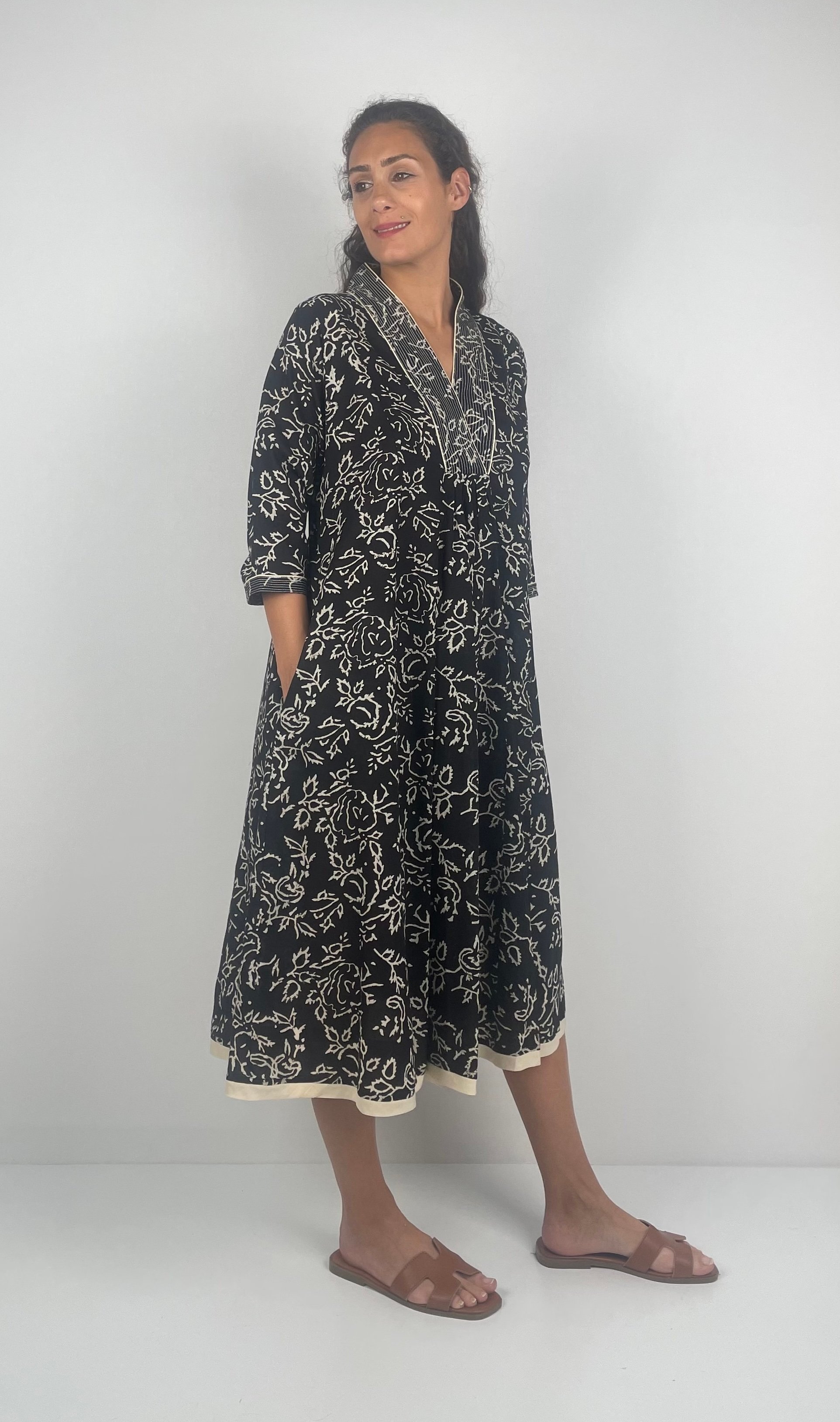 MARCIA  DRESS  V Yaka Desenli El Baskısı Uzun  Elbise