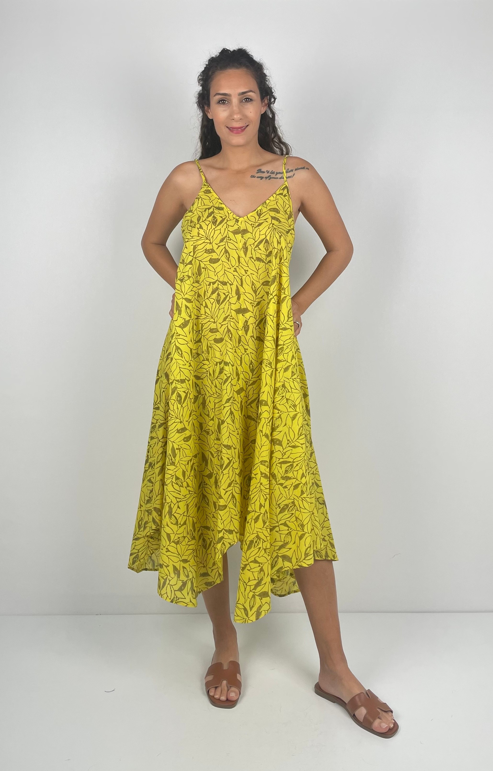 VULCANA İnce Askılı V Yaka  Asimetrik Kesim  Desenli El Baskısı Müslin Uzun  Elbise ( Hand Blok Print ) - Sarı Gri Yapraklar