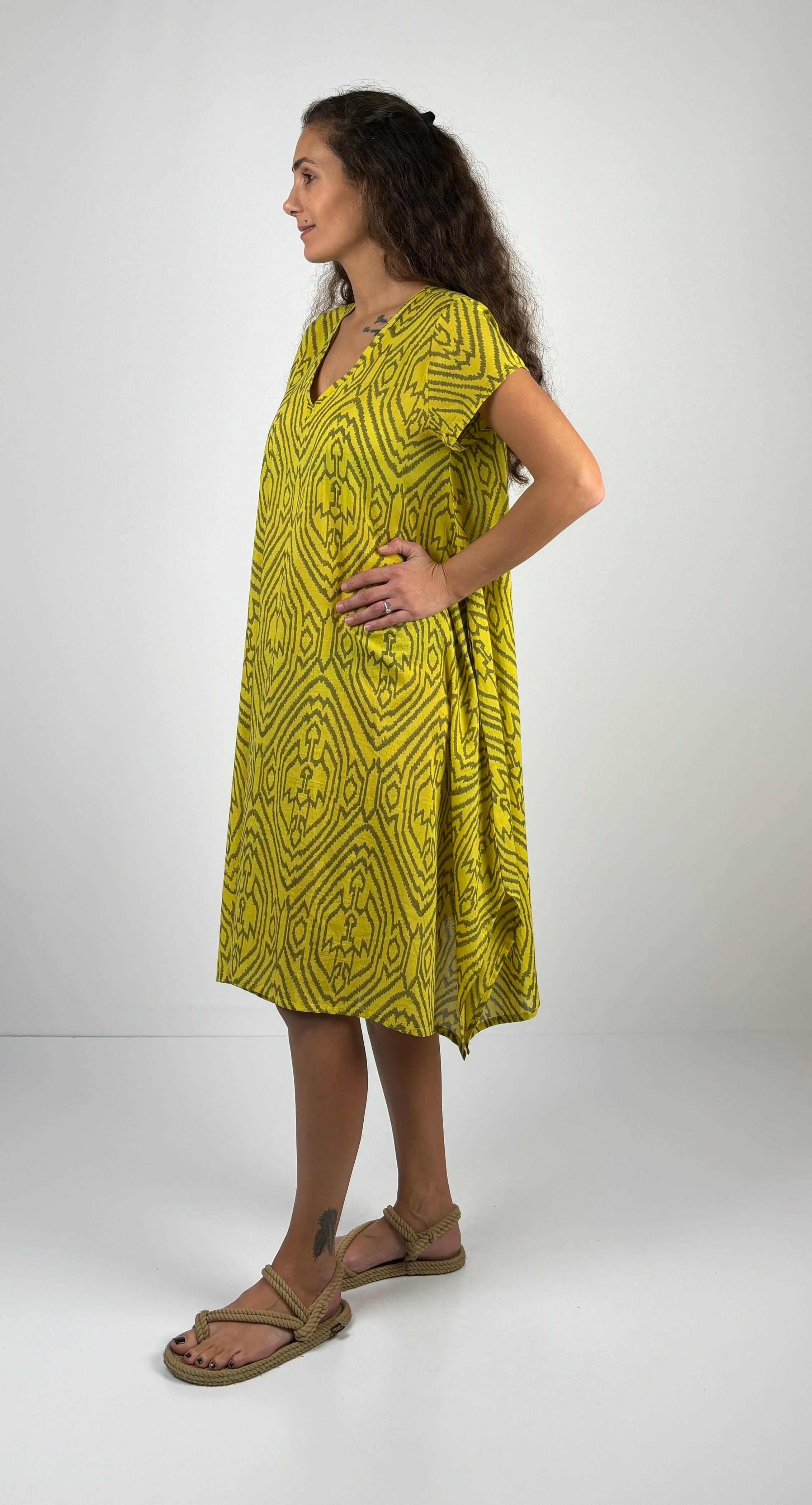 MAGIE  DRESS  V  Yaka Mini Kol  Desenli El Baskısı Midi Boy  Elbise