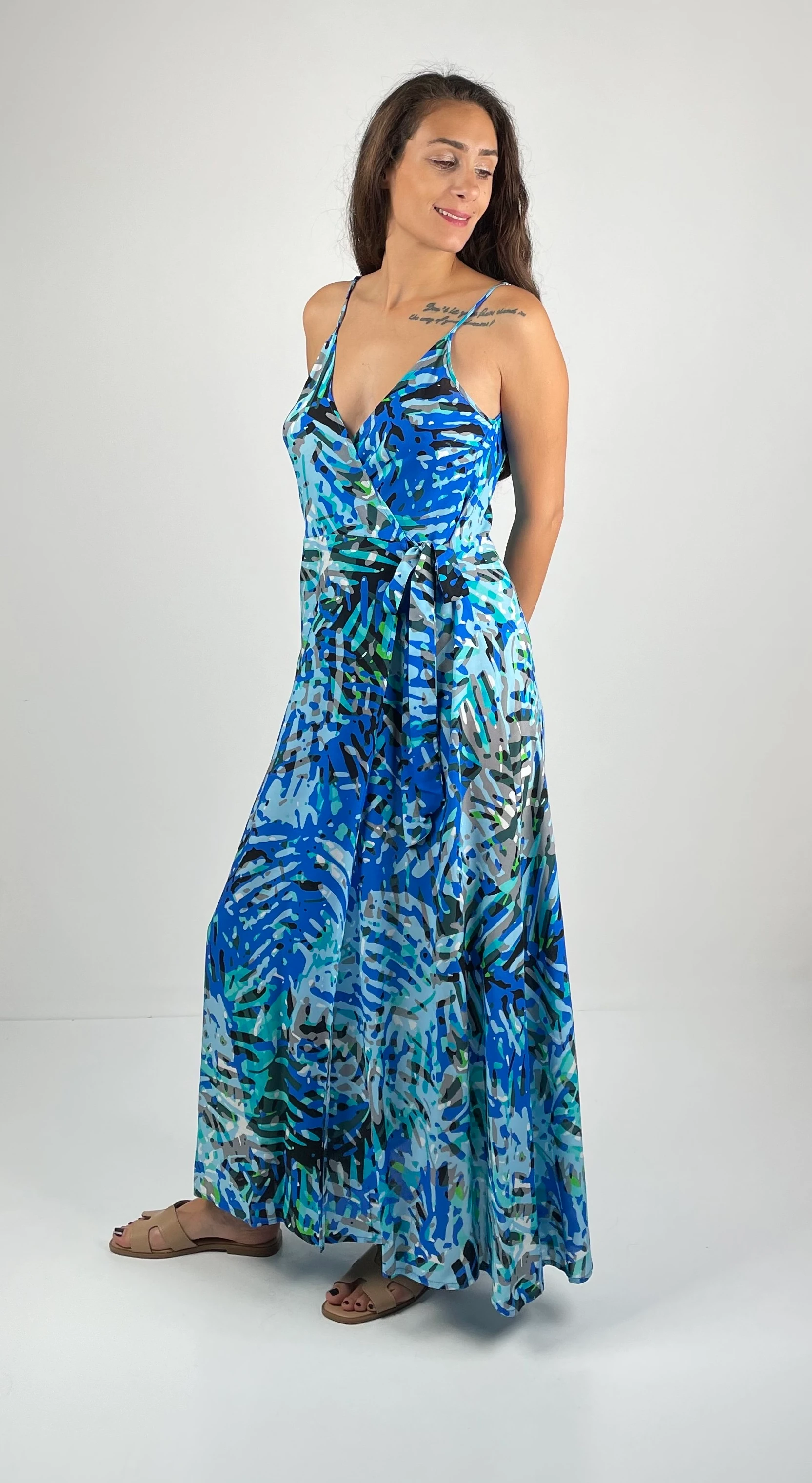 FREYA  Kruvaze V Yaka İnce Askılı Uzun Viskon Elbise - Mavi Beyaz Gri