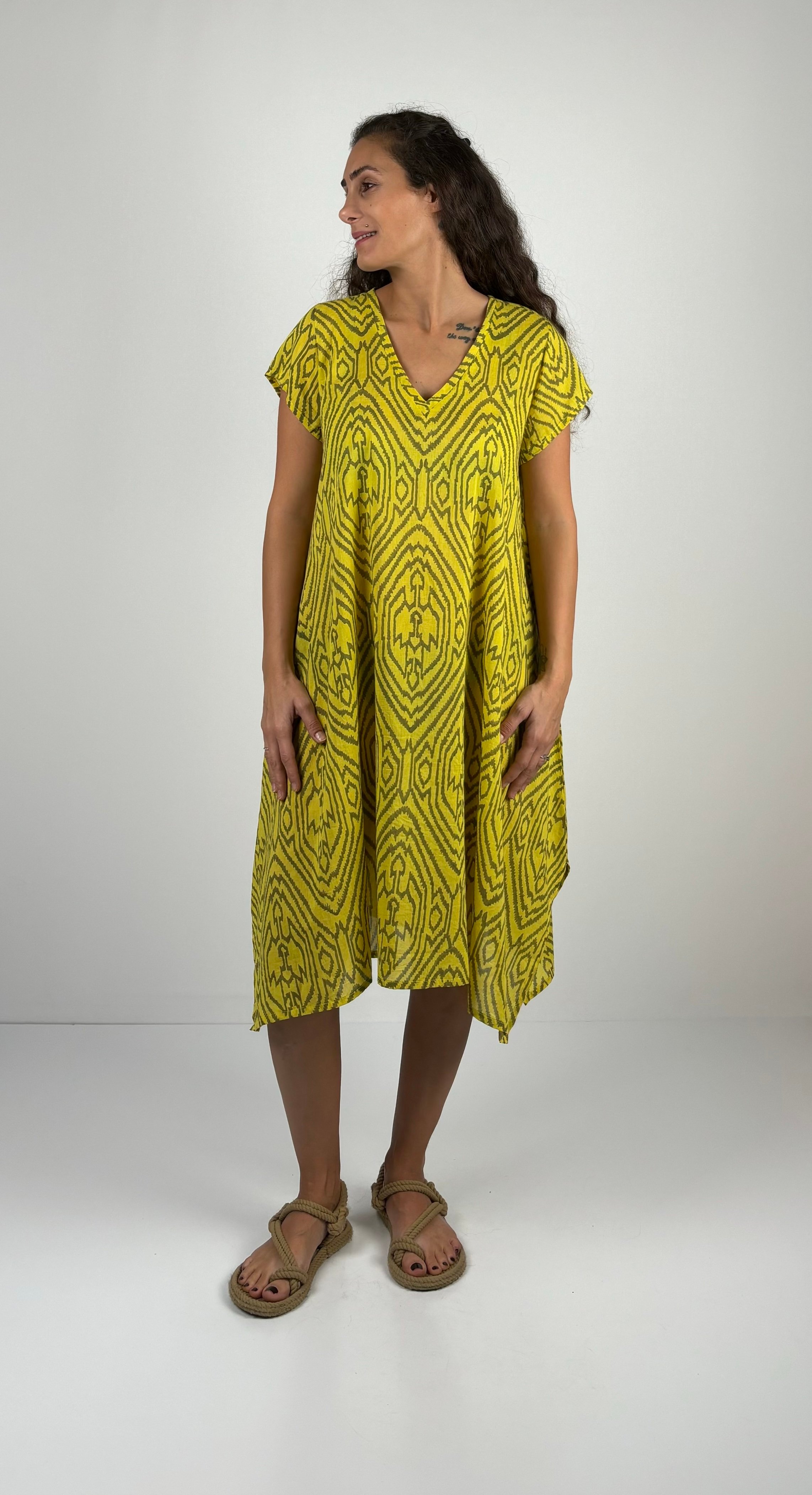 MAGIE  DRESS  V  Yaka Mini Kol  Desenli El Baskısı Midi Boy  Elbise
