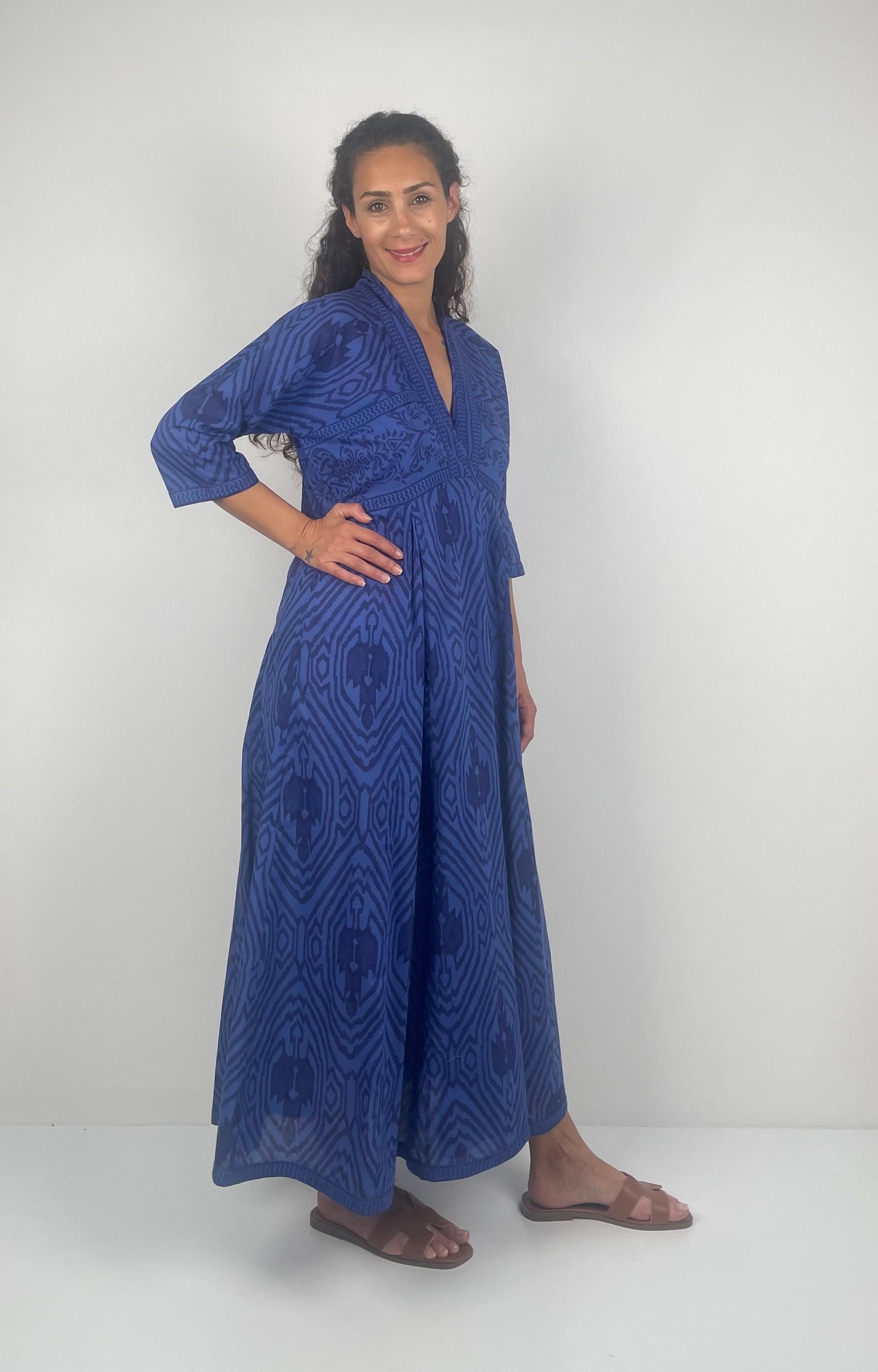 SILVANA   V  Yaka Uzun  Kol  Desenli El Baskısı Müslin Uzun  Elbise ( Hand Blok Print )