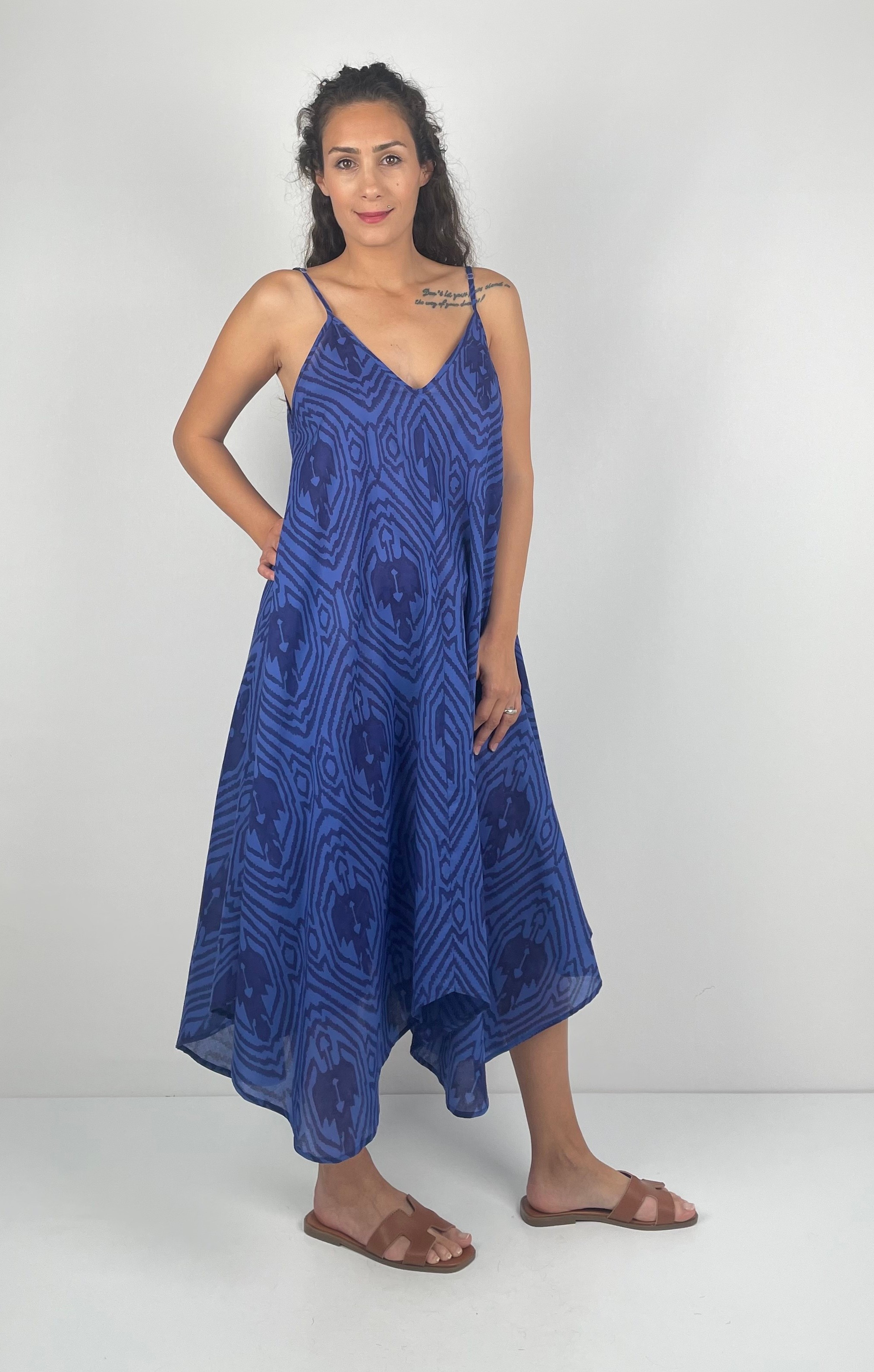 VULCANA İnce Askılı V Yaka  Asimetrik Kesim  Desenli El Baskısı Müslin Uzun  Elbise ( Hand Blok Print ) - Saks Mavi İkat