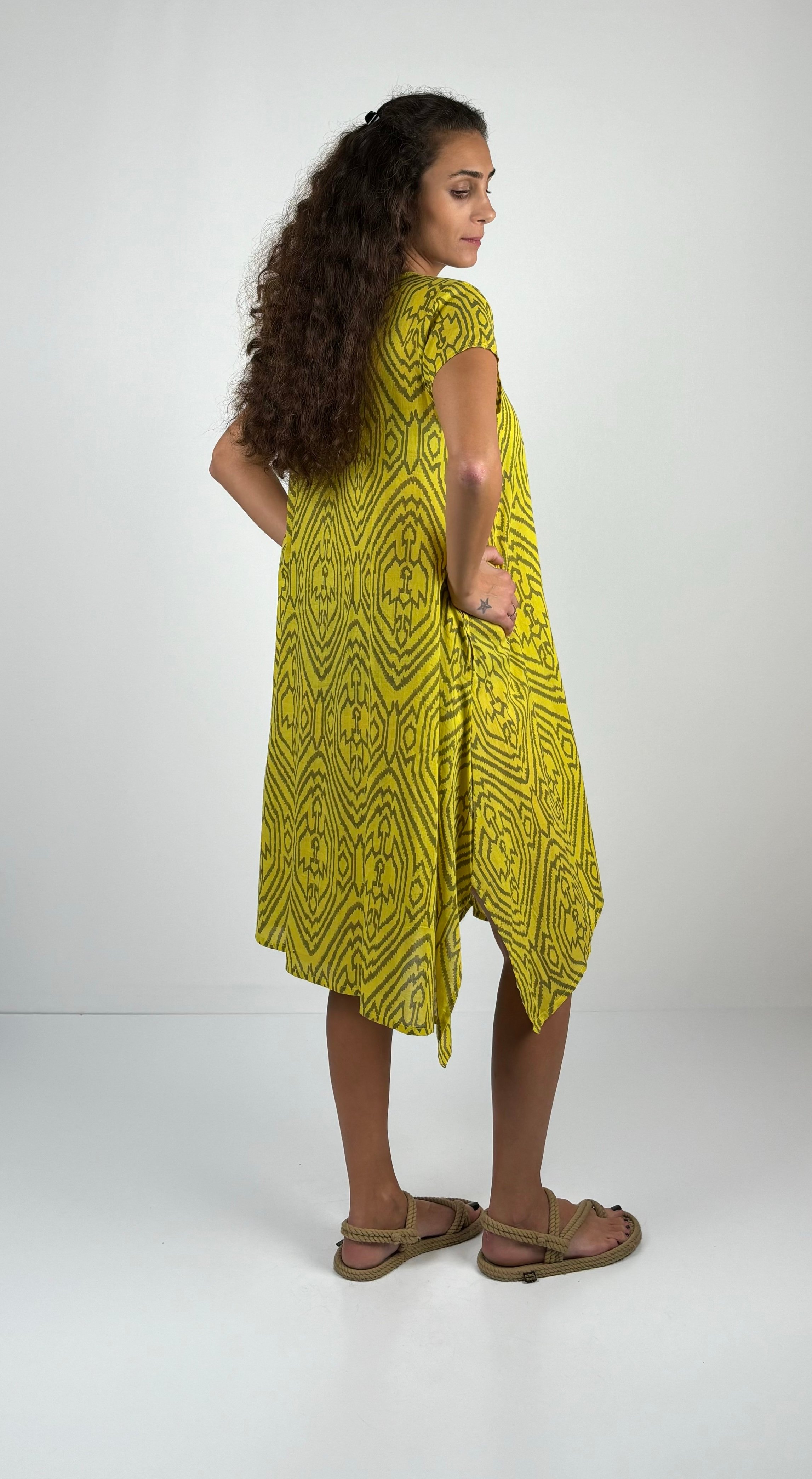 MAGIE  DRESS  V  Yaka Mini Kol  Desenli El Baskısı Midi Boy  Elbise