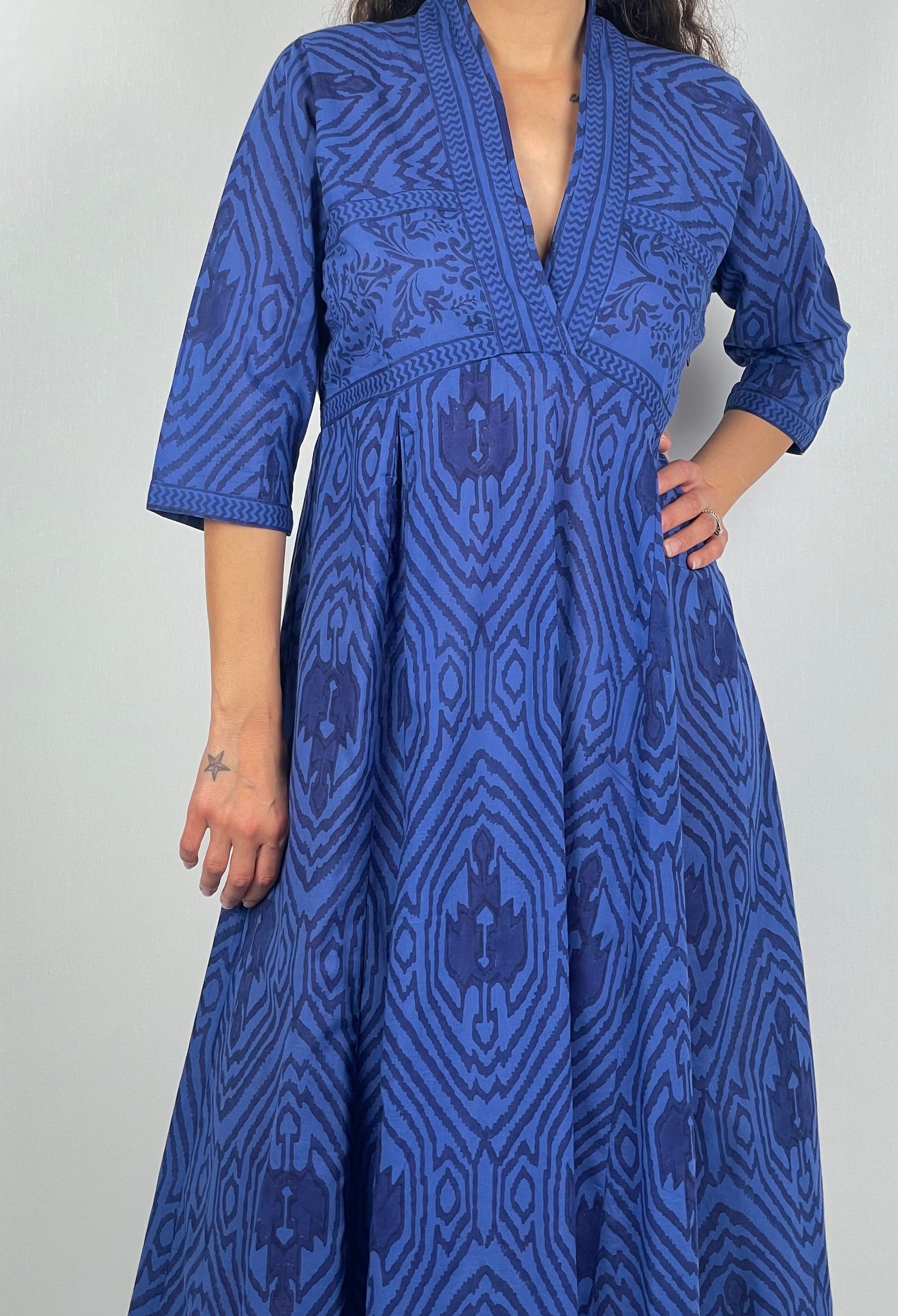 SILVANA   V  Yaka Uzun  Kol  Desenli El Baskısı Müslin Uzun  Elbise ( Hand Block Print ) - Saks Mavi İkat
