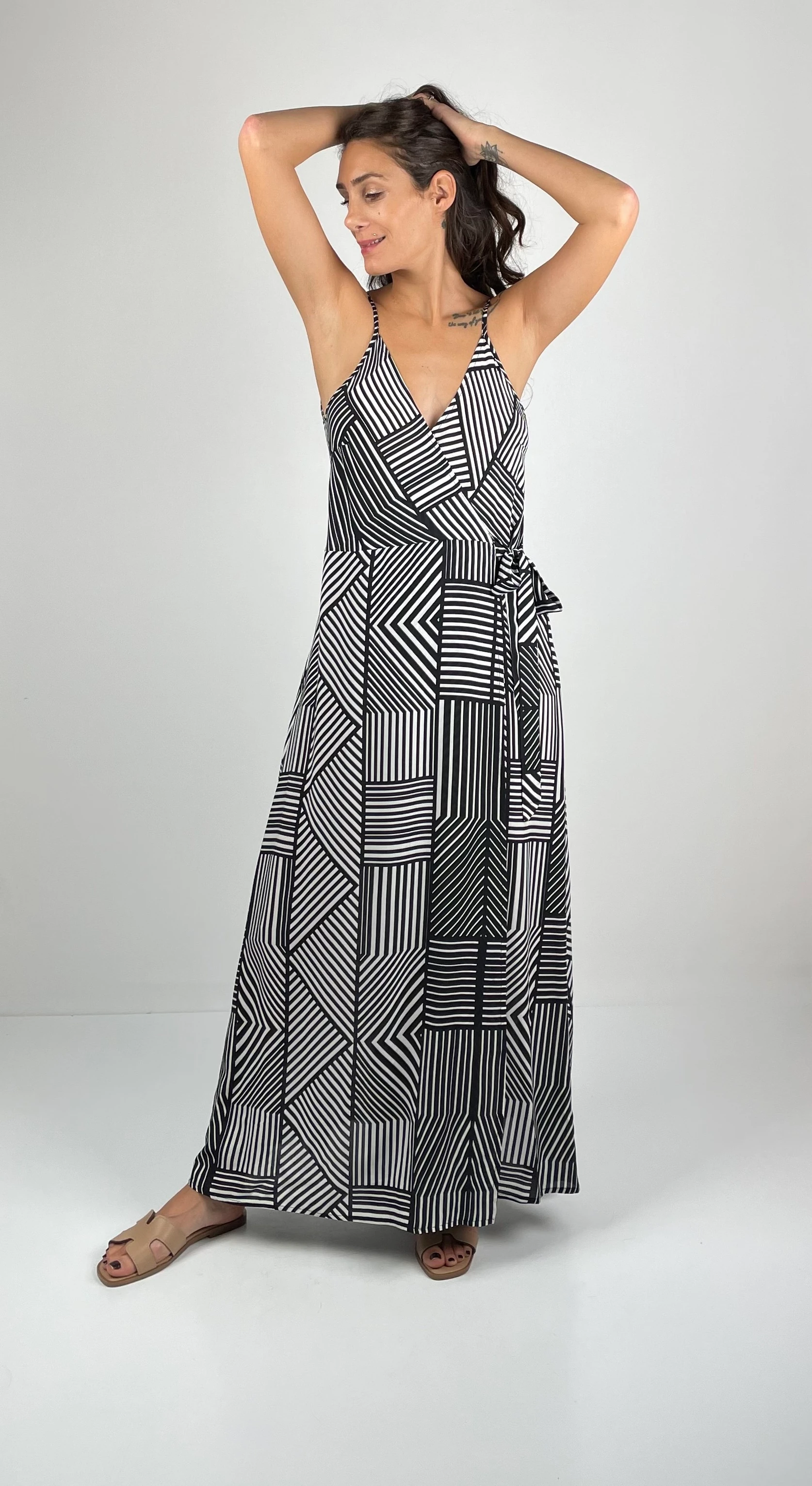 FREYA  Kruvaze V Yaka İnce Askılı Uzun Viskon Elbise - Siyah Beyaz Geometrik