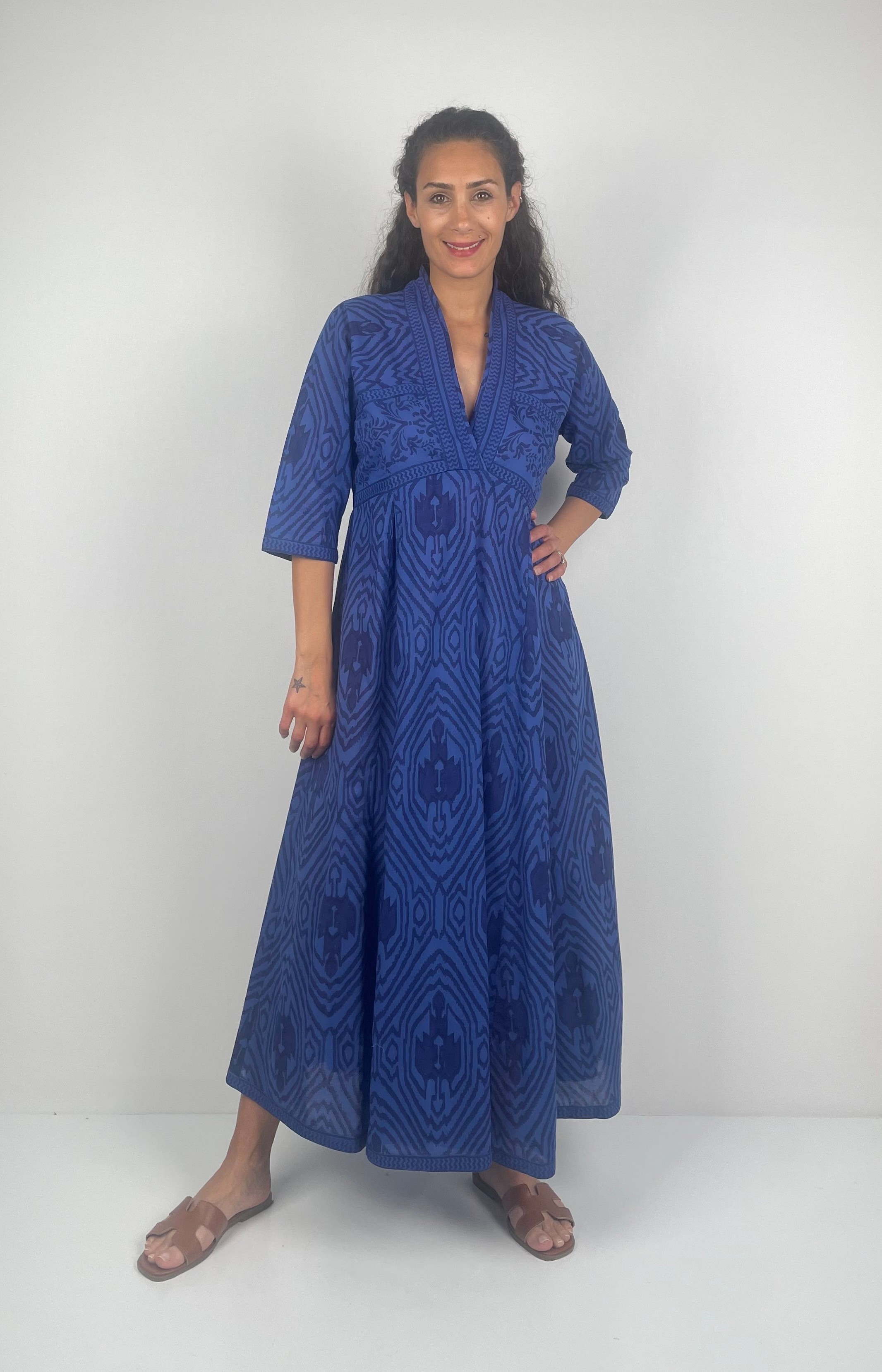 SILVANA   V  Yaka Uzun  Kol  Desenli El Baskısı Müslin Uzun  Elbise ( Hand Block Print ) - Saks Mavi İkat
