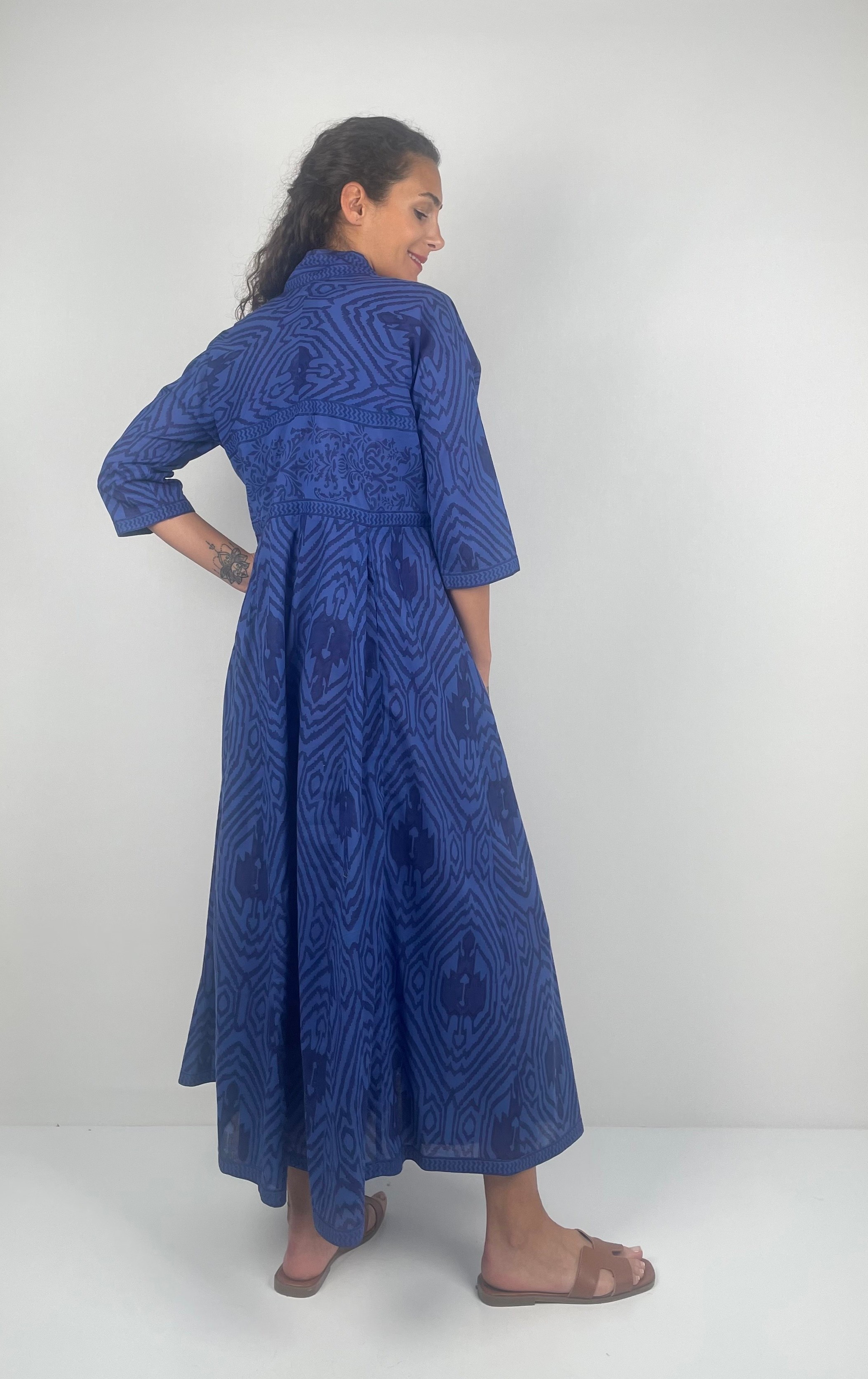 SILVANA   V  Yaka Uzun  Kol  Desenli El Baskısı Müslin Uzun  Elbise ( Hand Blok Print )
