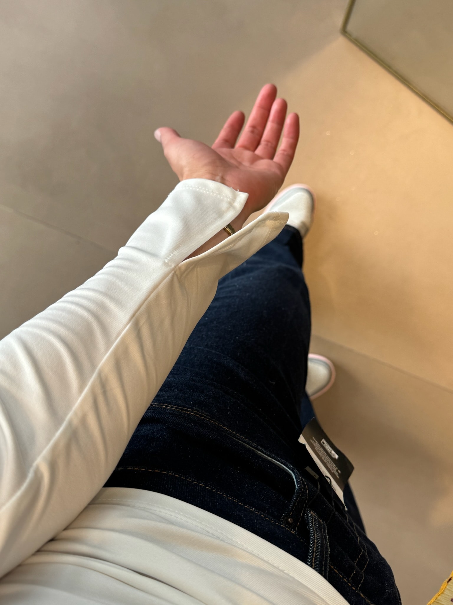 Asimetrik Yaka Marka Muadil Body-Açık Ekru