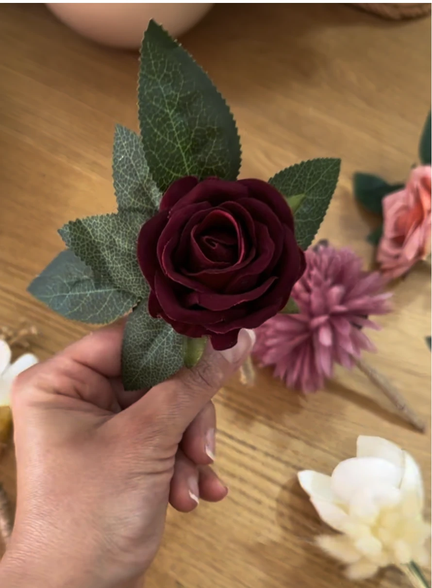 Kırmızı Gül Yaka Çiçeği | Açıklamayı Okuyunuz