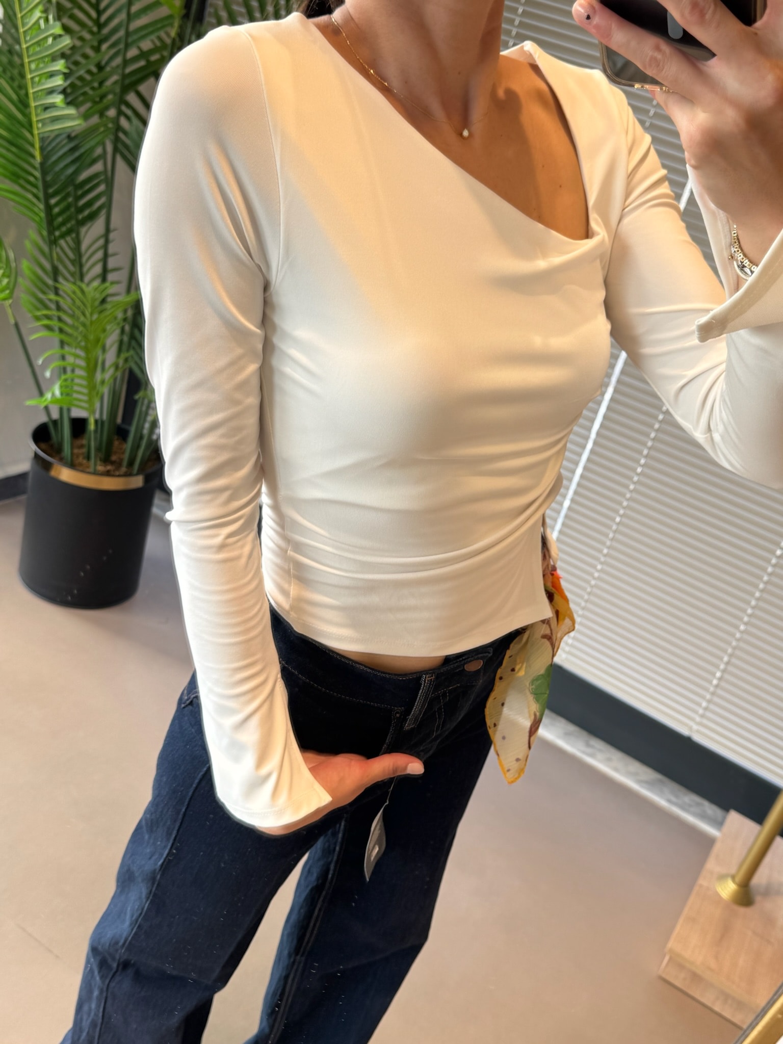 Asimetrik Yaka Marka Muadil Body-Açık Ekru