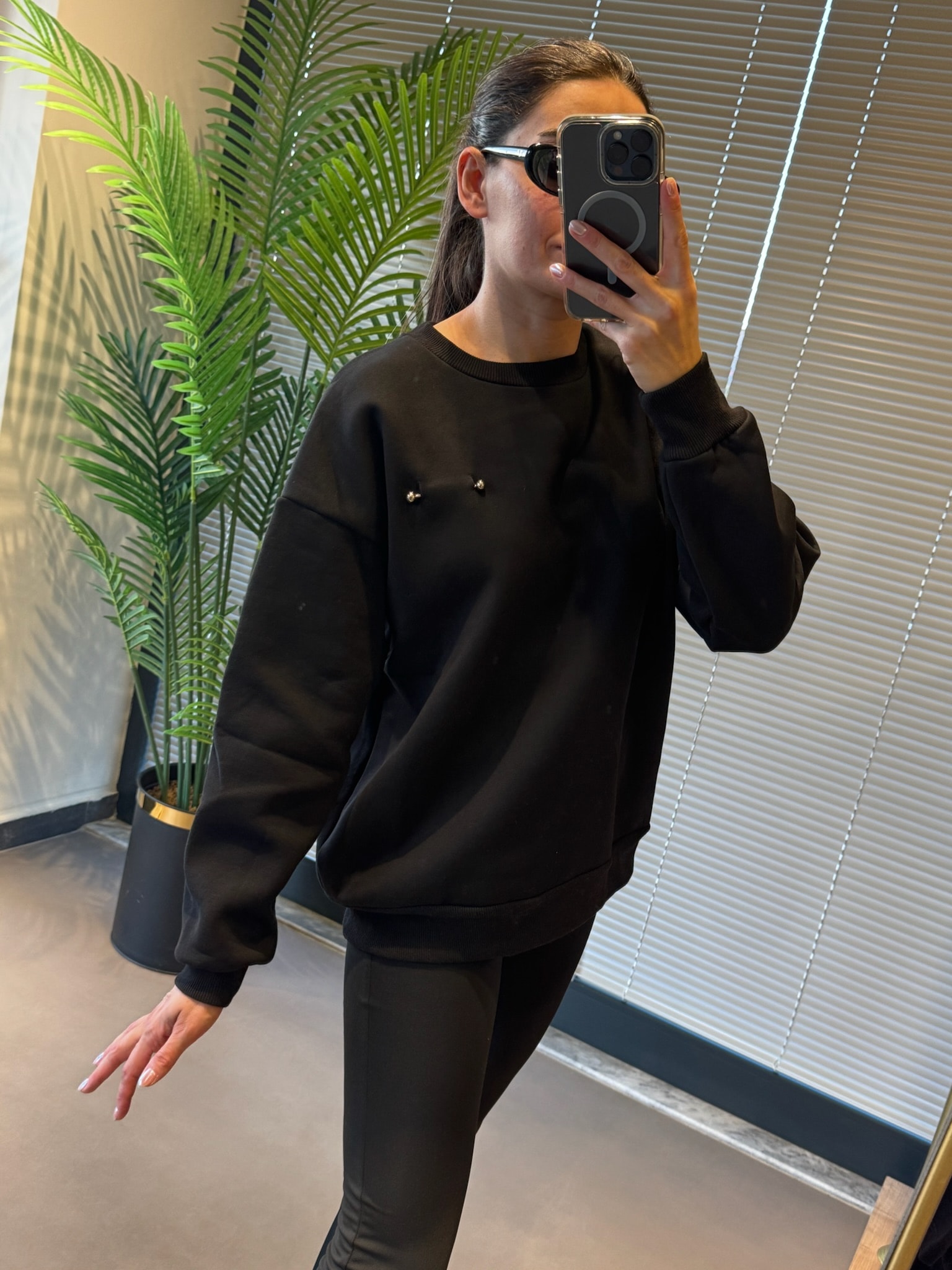 Orijinal Marka Şardonlu Metal Aksesuarlı Sweatshirt - siyah