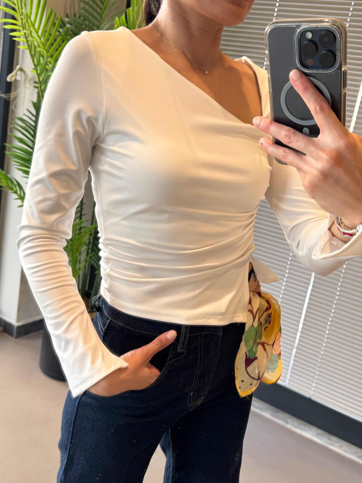 Asimetrik Yaka Marka Muadil Body-Açık Ekru