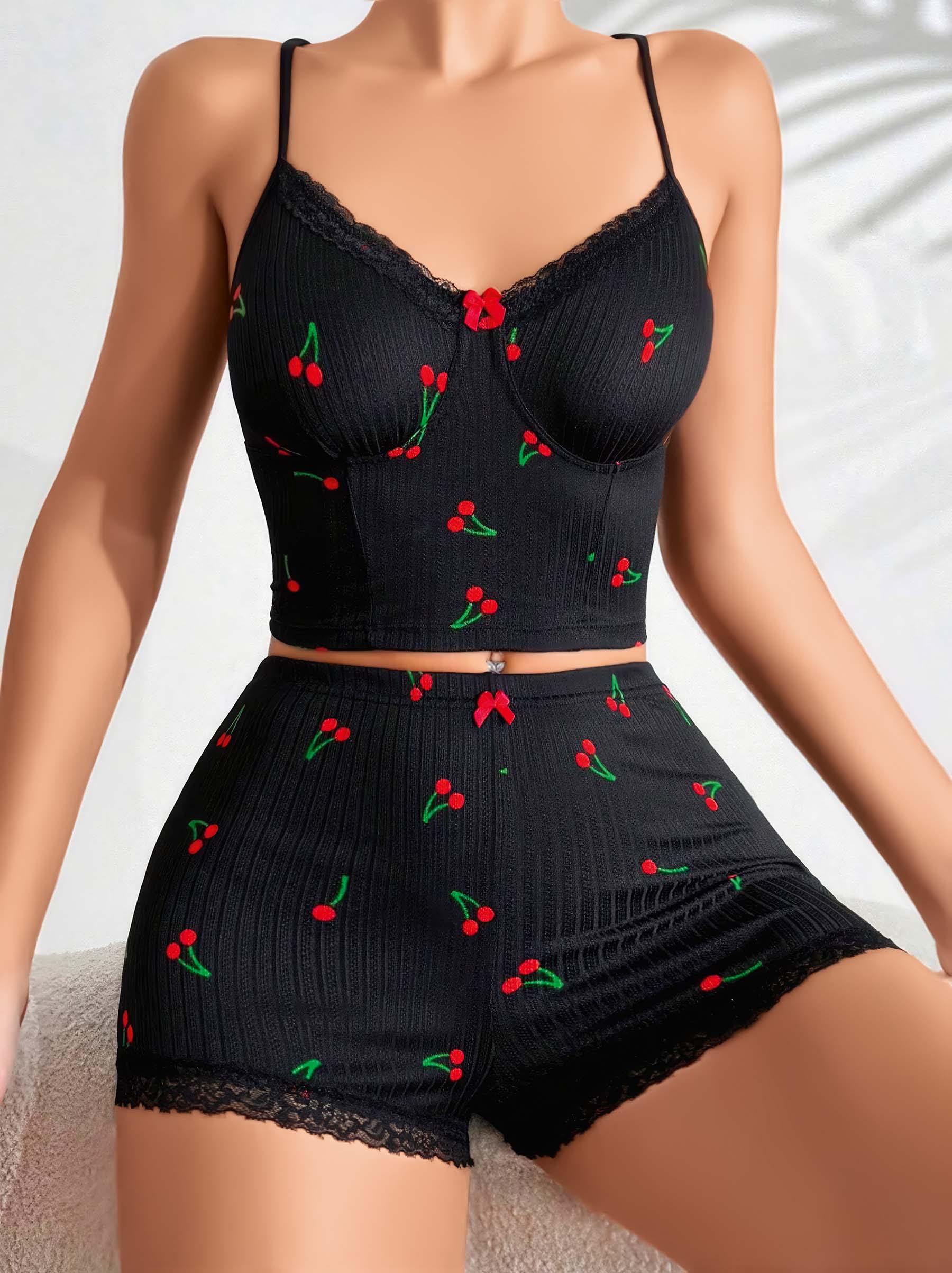 Siyah Kiraz Desenli Dantelli Askılı Şortlu Pijama Takımı image