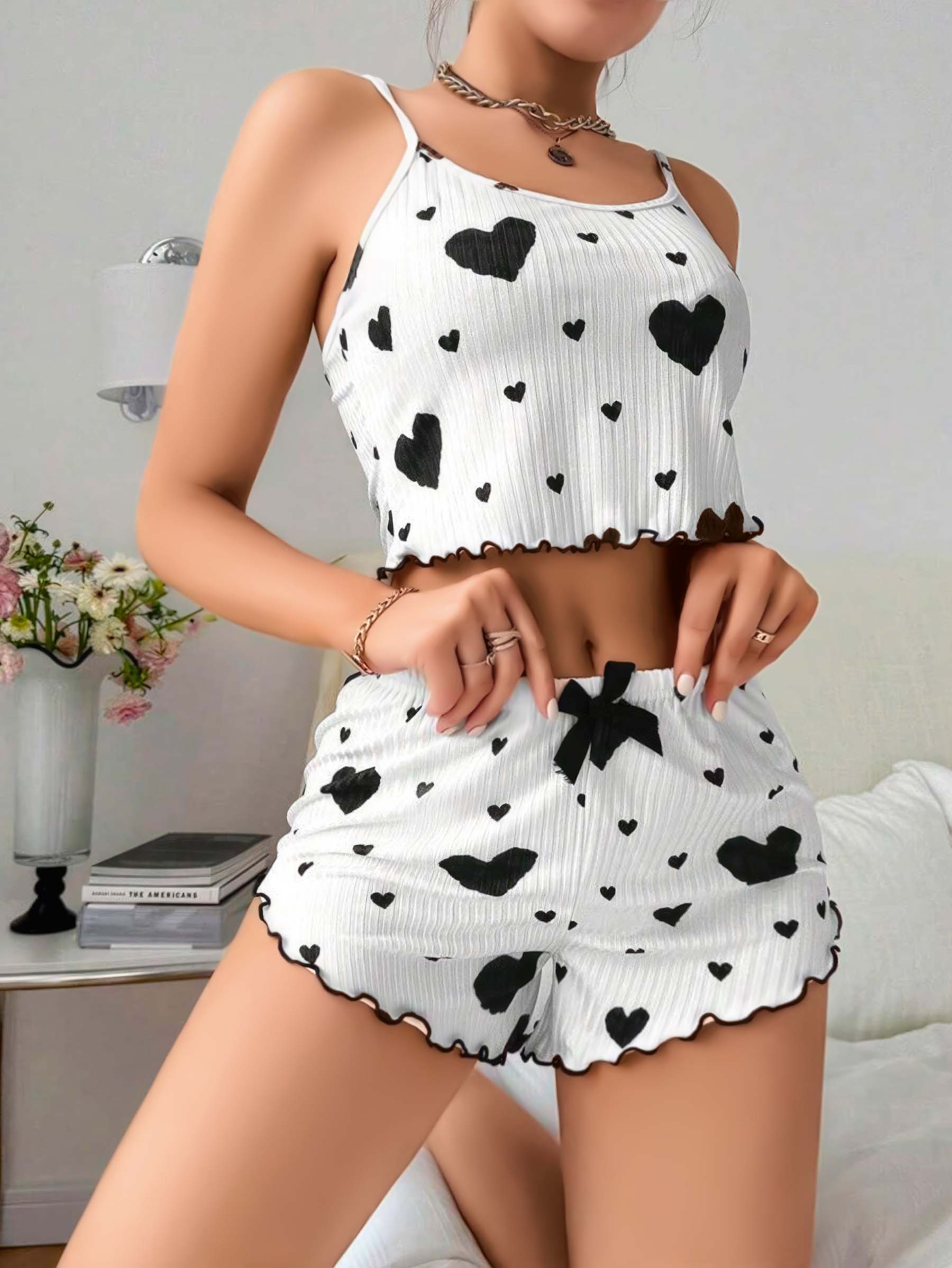 Siyah Kalp Desenli Askılı Şortlu Pijama Takımı image