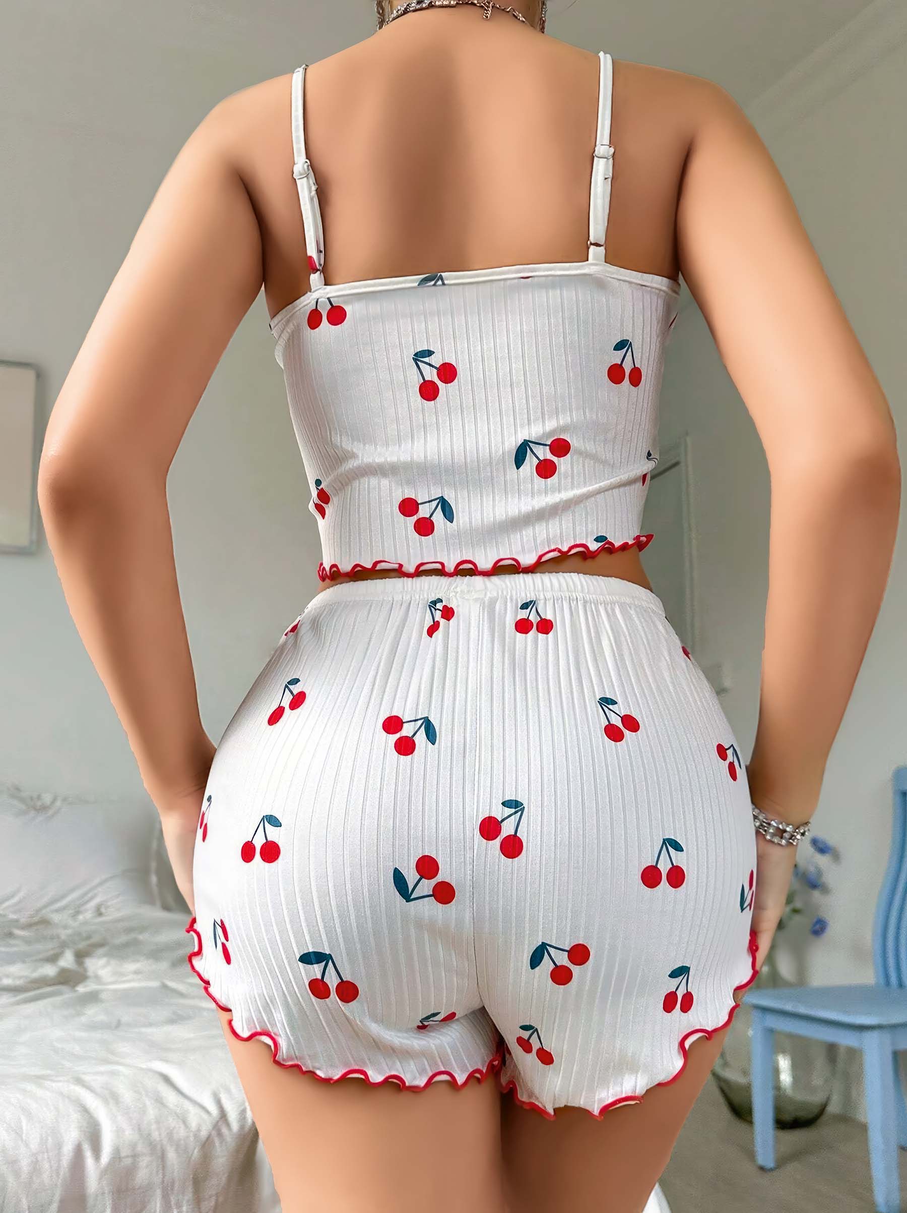 Beyaz Kiraz Desenli Askılı Şortlu Pijama Takımı