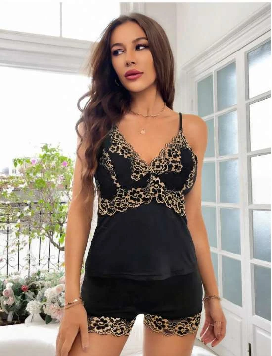 Siyah Saten Dantel Detaylı Şortlu Gecelik Takımı image