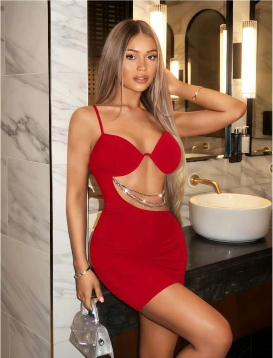 Kırmızı Zincir Detaylı Dekolteli Mini Elbise