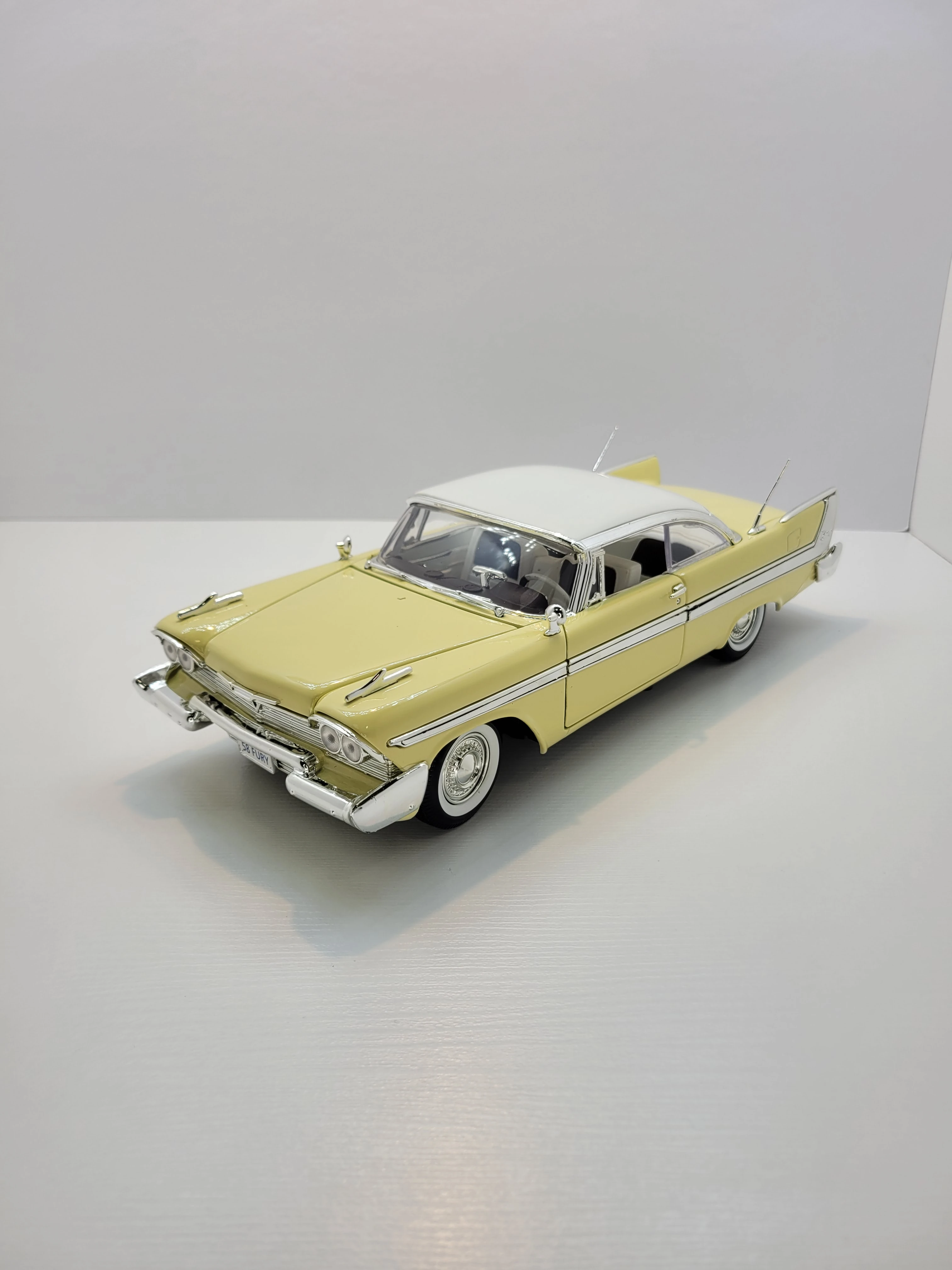 Motormax 1958 Playmoth fury krem 1/18 Ölçek